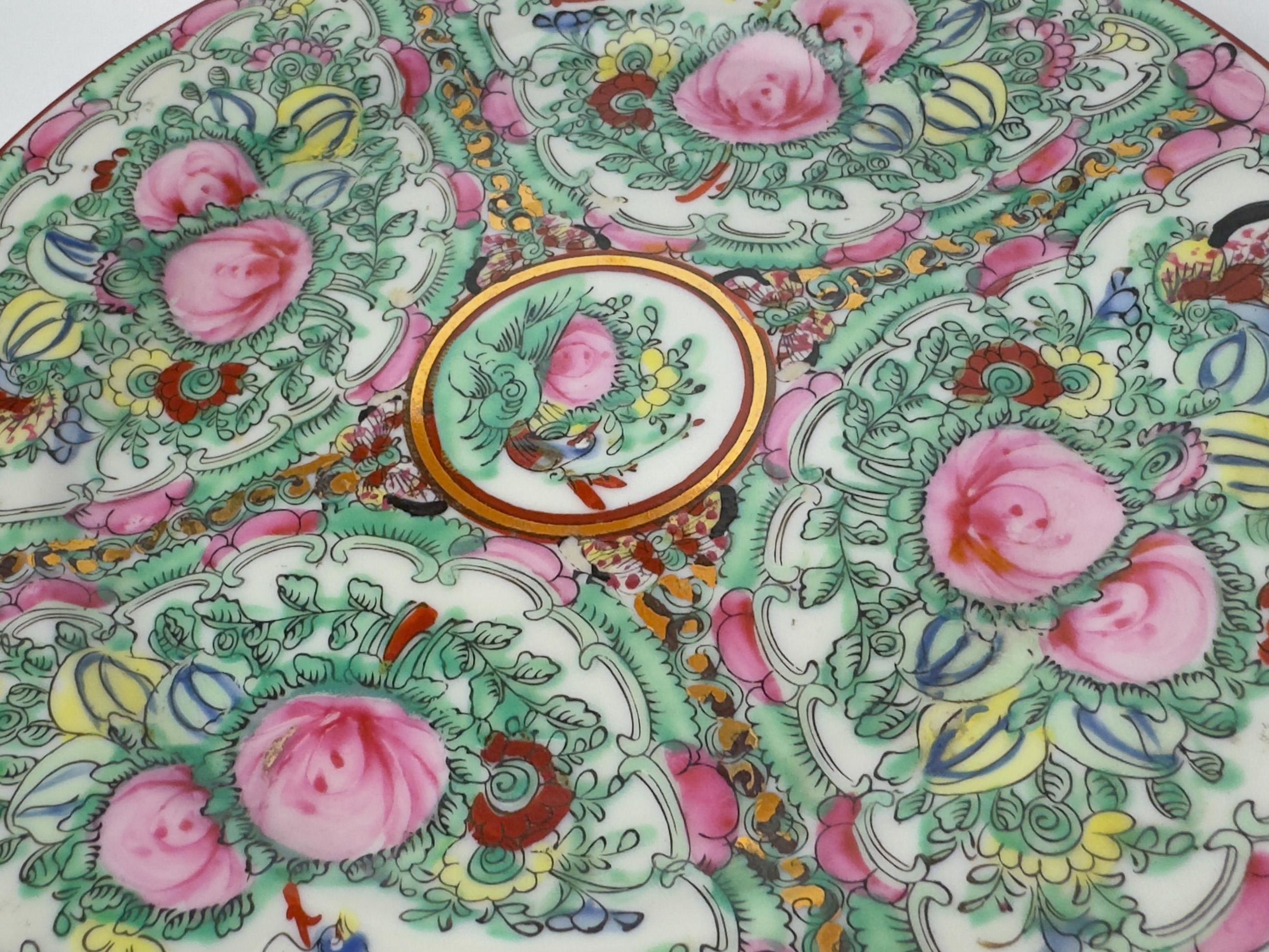 Plat en porcelaine d'exportation chinoise de Macao, 20e siècle en vente 3