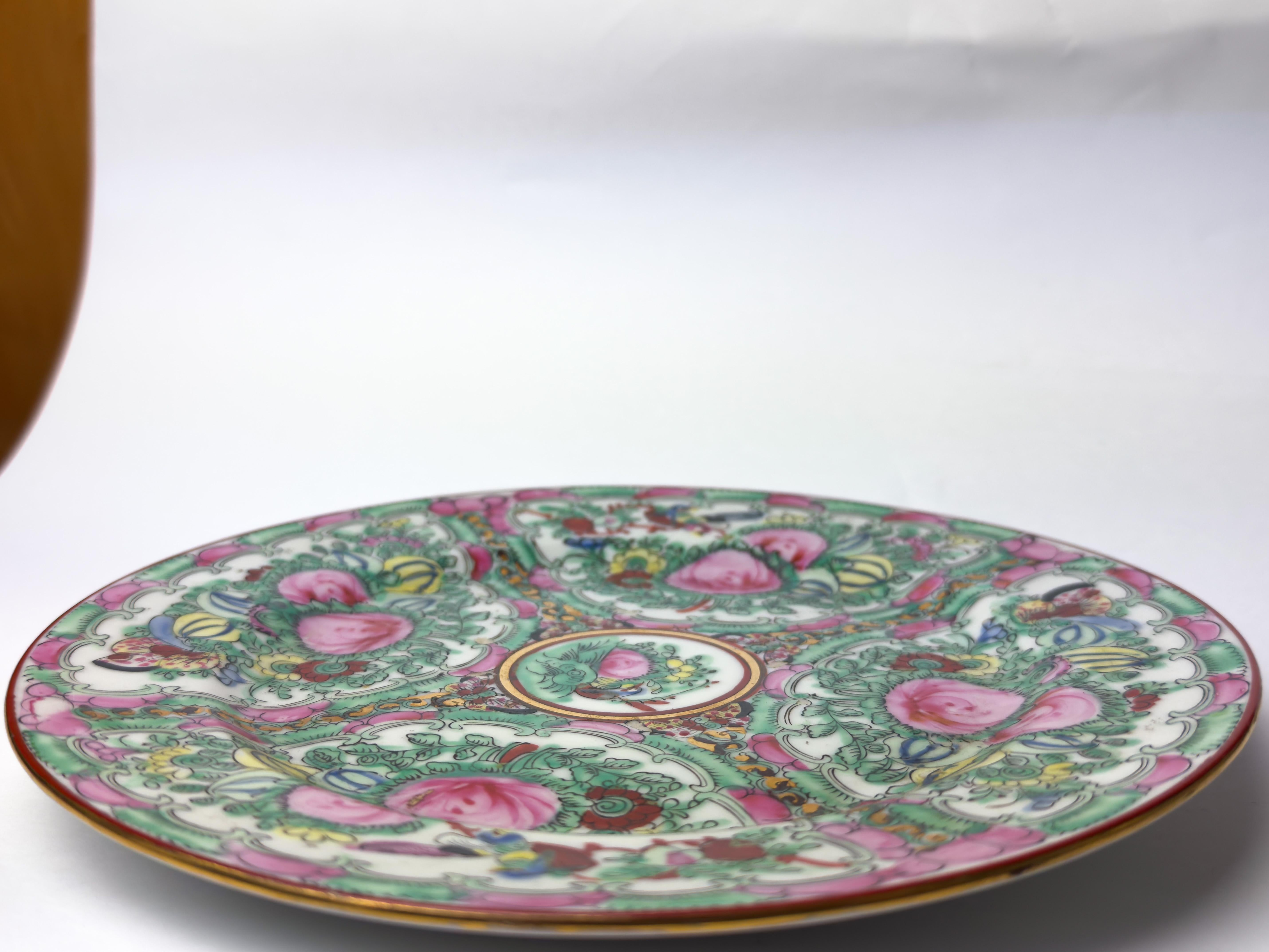 Plat en porcelaine d'exportation chinoise de Macao, 20e siècle en vente 3