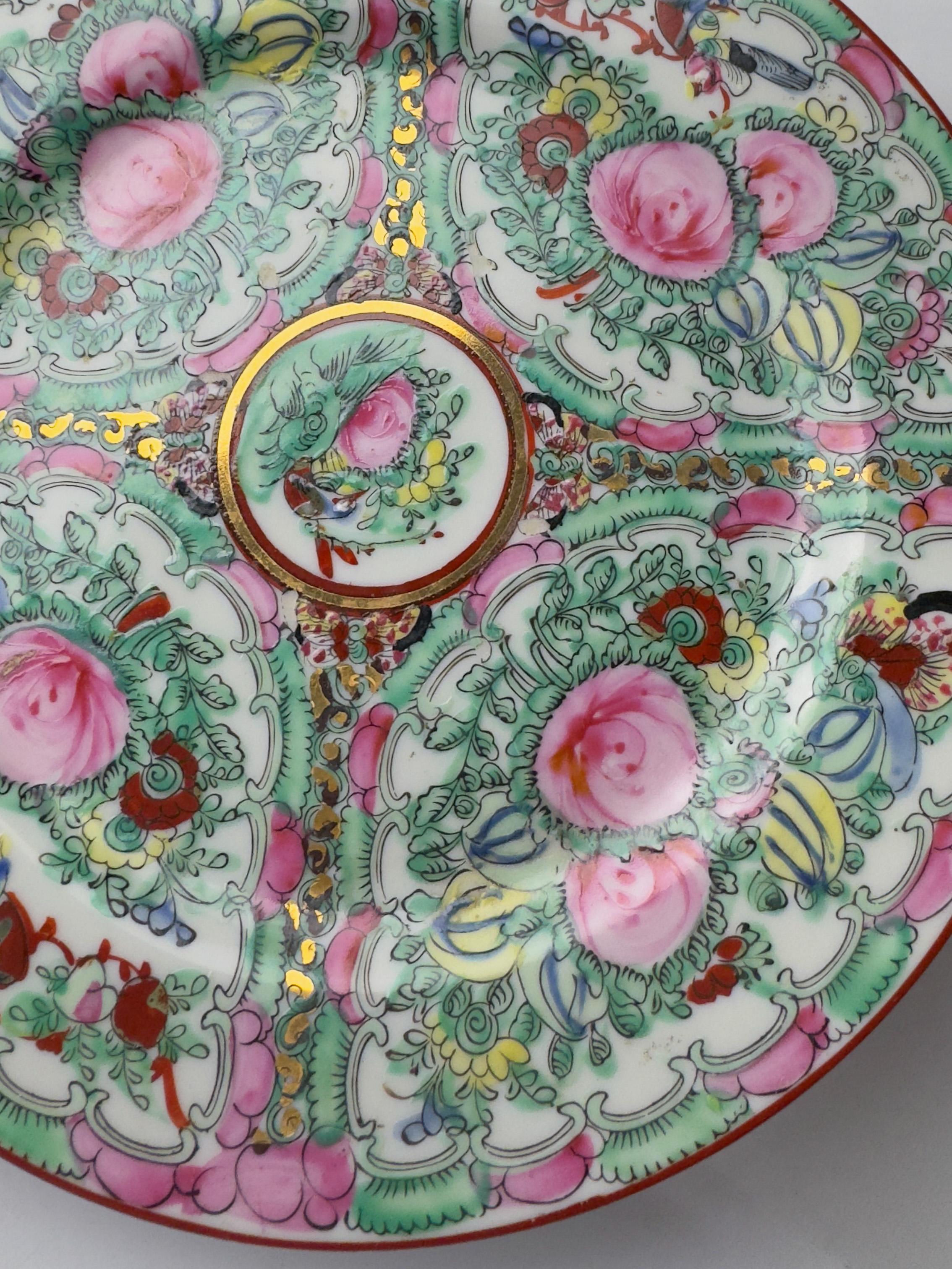 Plat en porcelaine d'exportation chinoise de Macao, 20e siècle en vente 5
