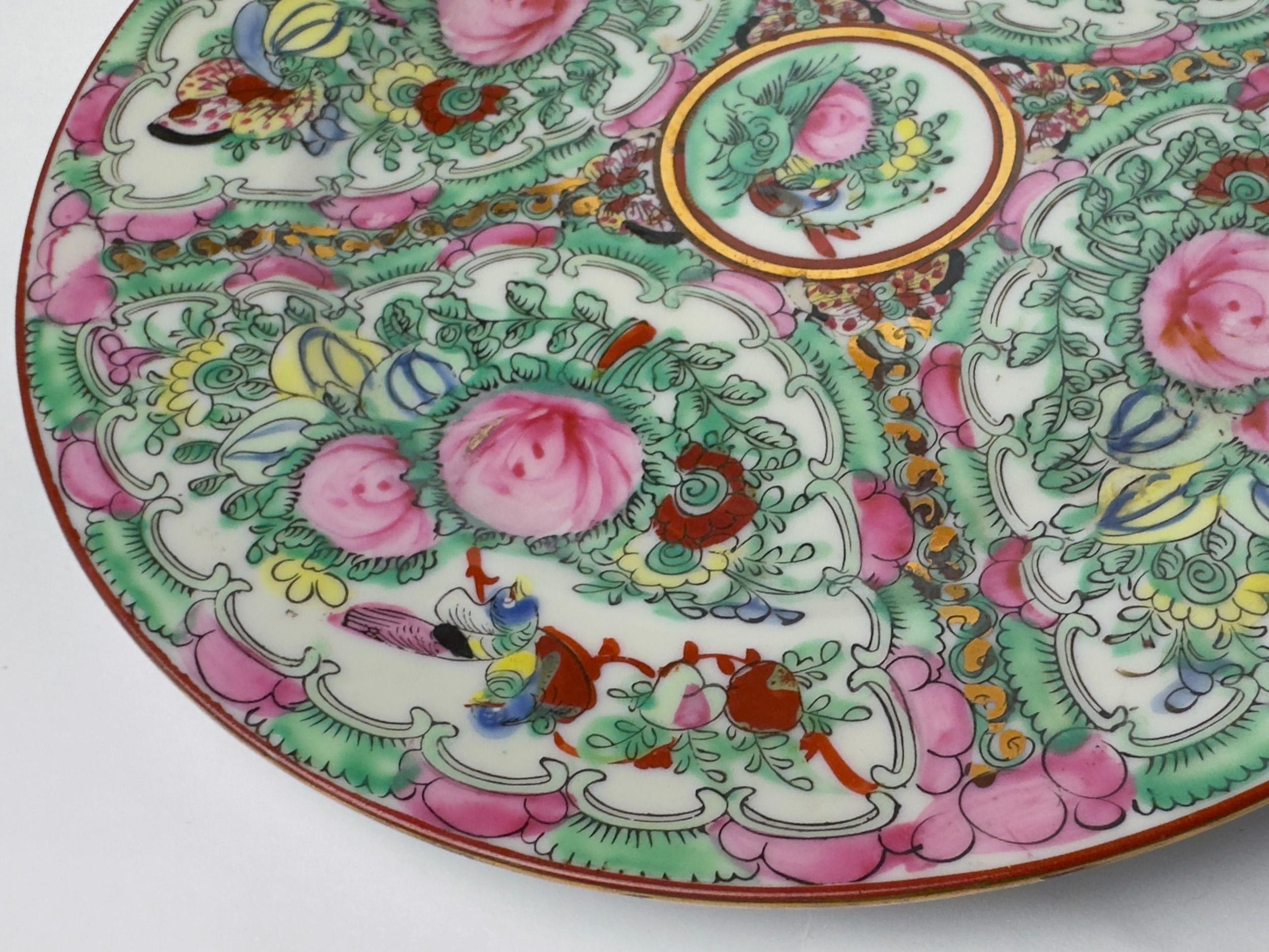Plat en porcelaine d'exportation chinoise de Macao, 20e siècle en vente 5