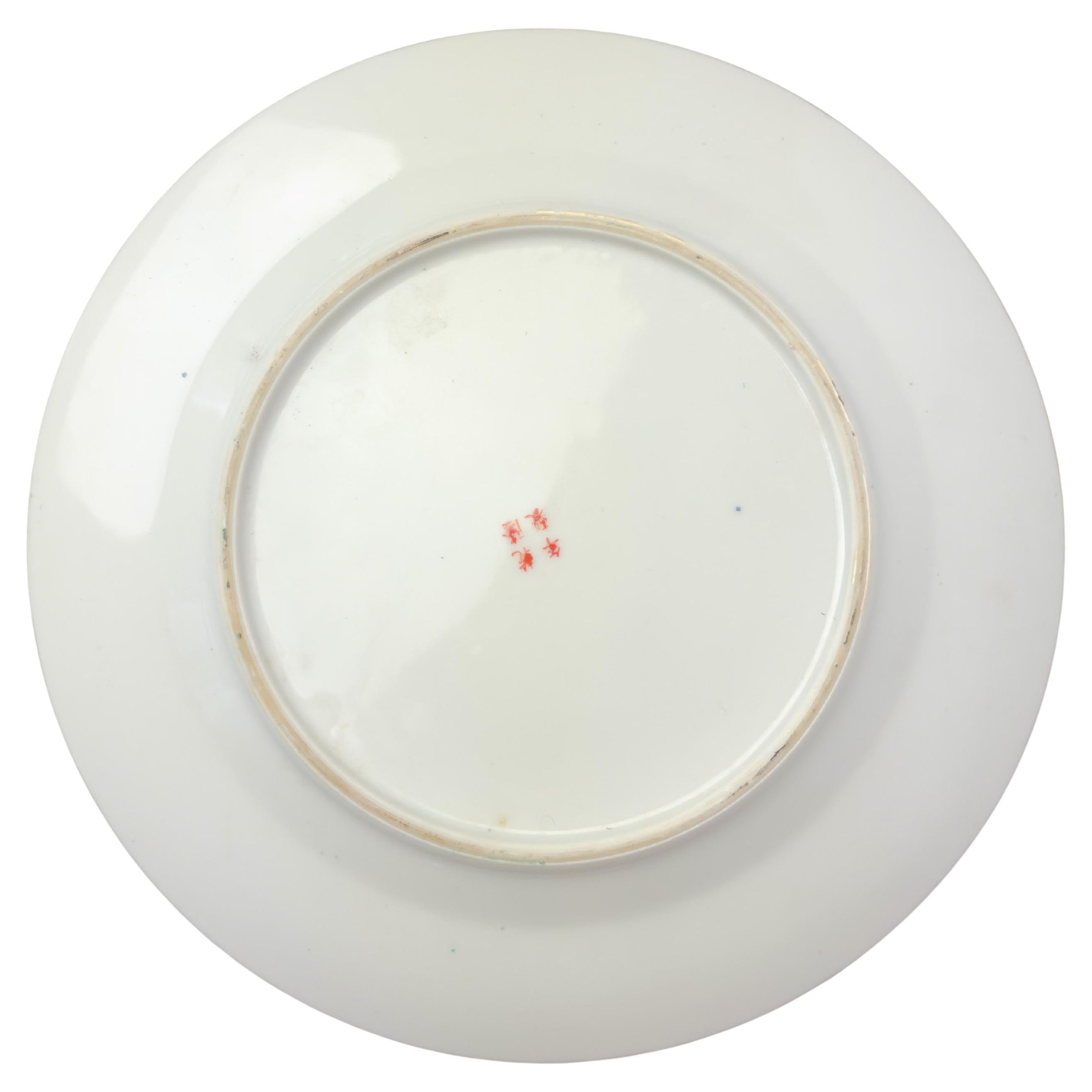 Plat en porcelaine d'exportation chinoise du XXe siècle, originaire de Macao, orné de délicats motifs floraux roses et verts et d'un bord bordé d'or. 

Riche en détails, ce petit plateau allie l'art traditionnel à une élégance subtile.

Le dessous