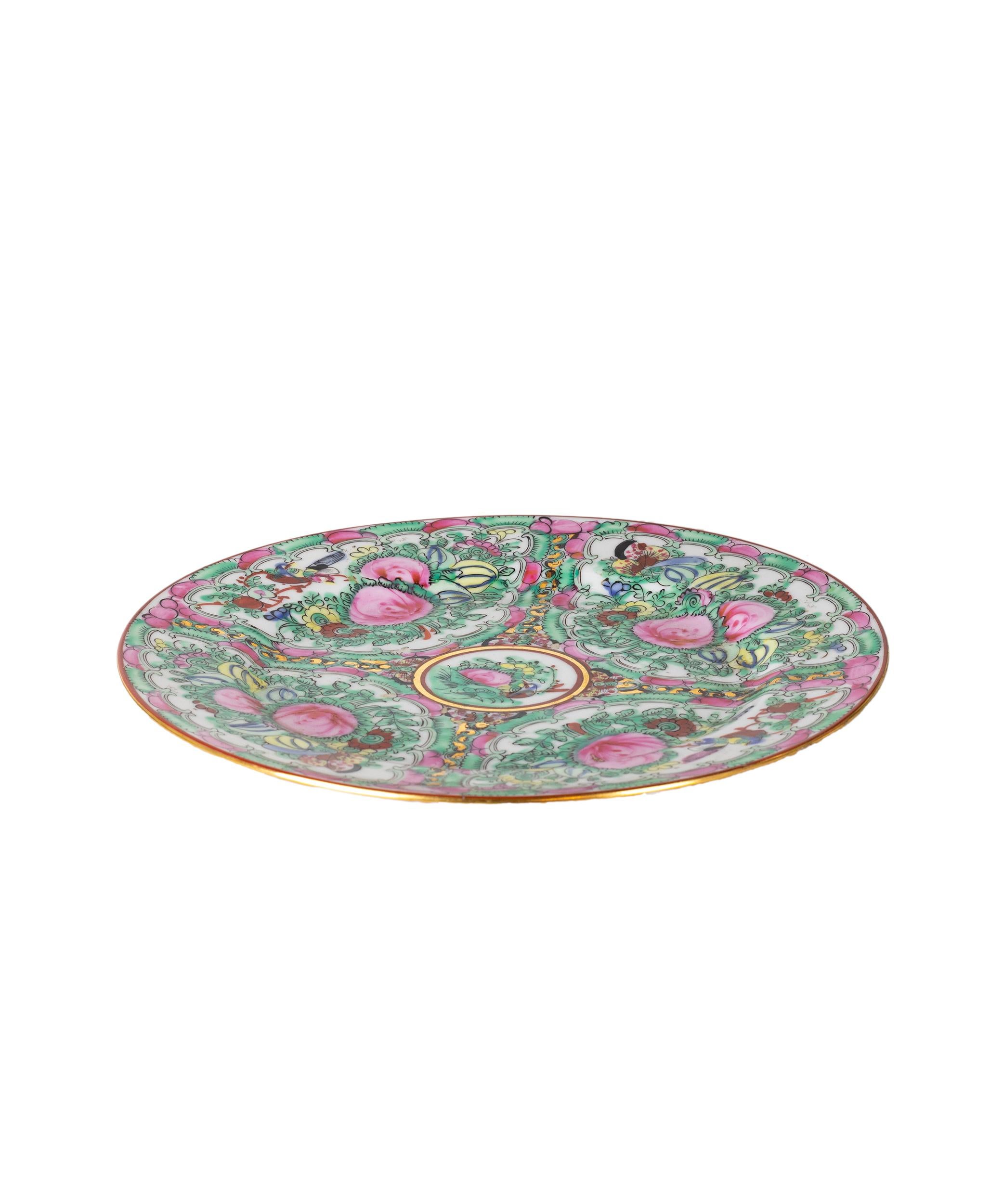 Plat en porcelaine d'exportation chinoise du XXe siècle, originaire de Macao, orné de délicats motifs floraux roses et verts et d'un bord bordé d'or. 

Riche en détails, ce petit plateau allie l'art traditionnel à une élégance subtile.

Le dessous