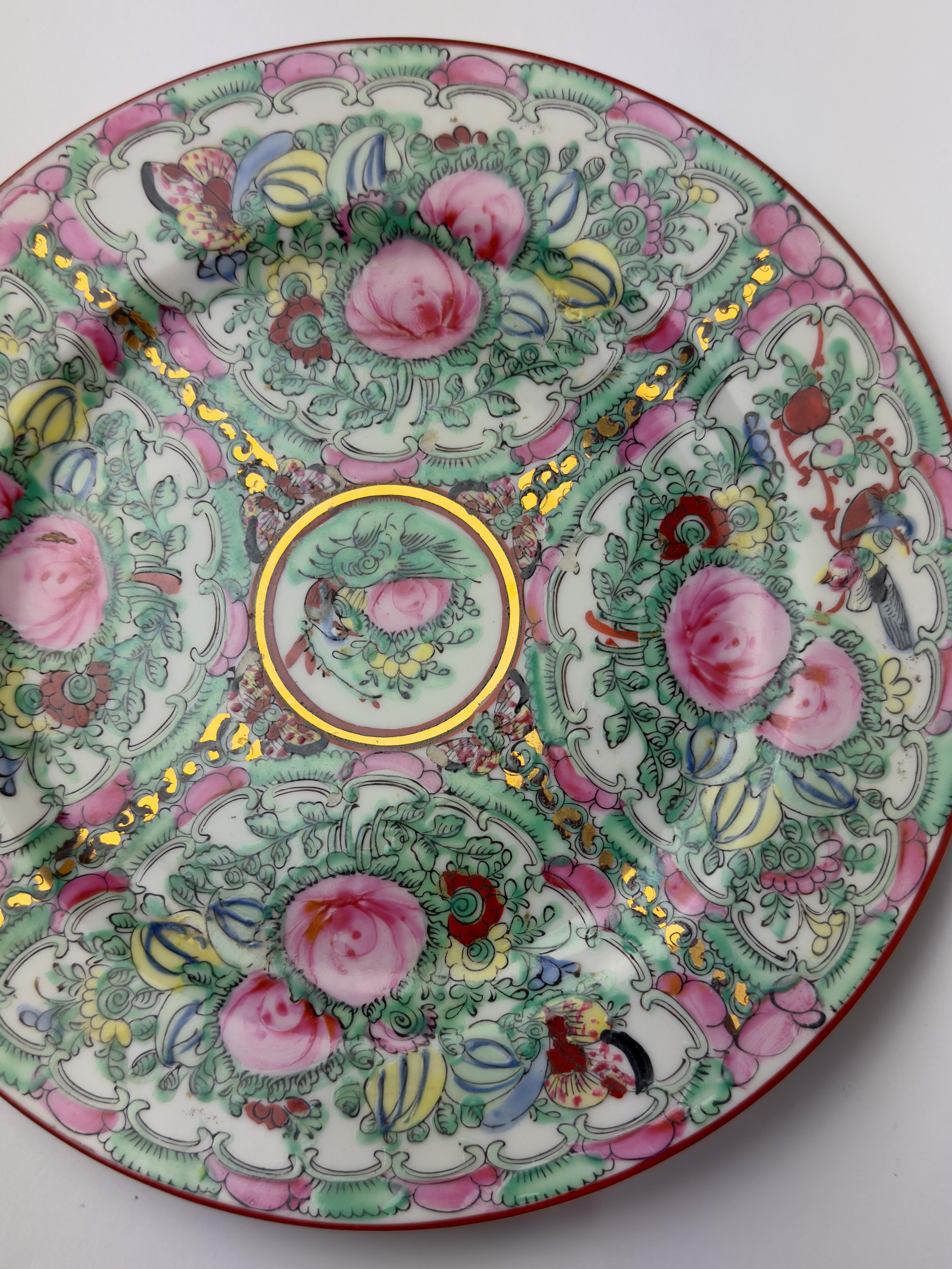 Plat en porcelaine d'exportation chinoise de Macao, 20e siècle en vente 1