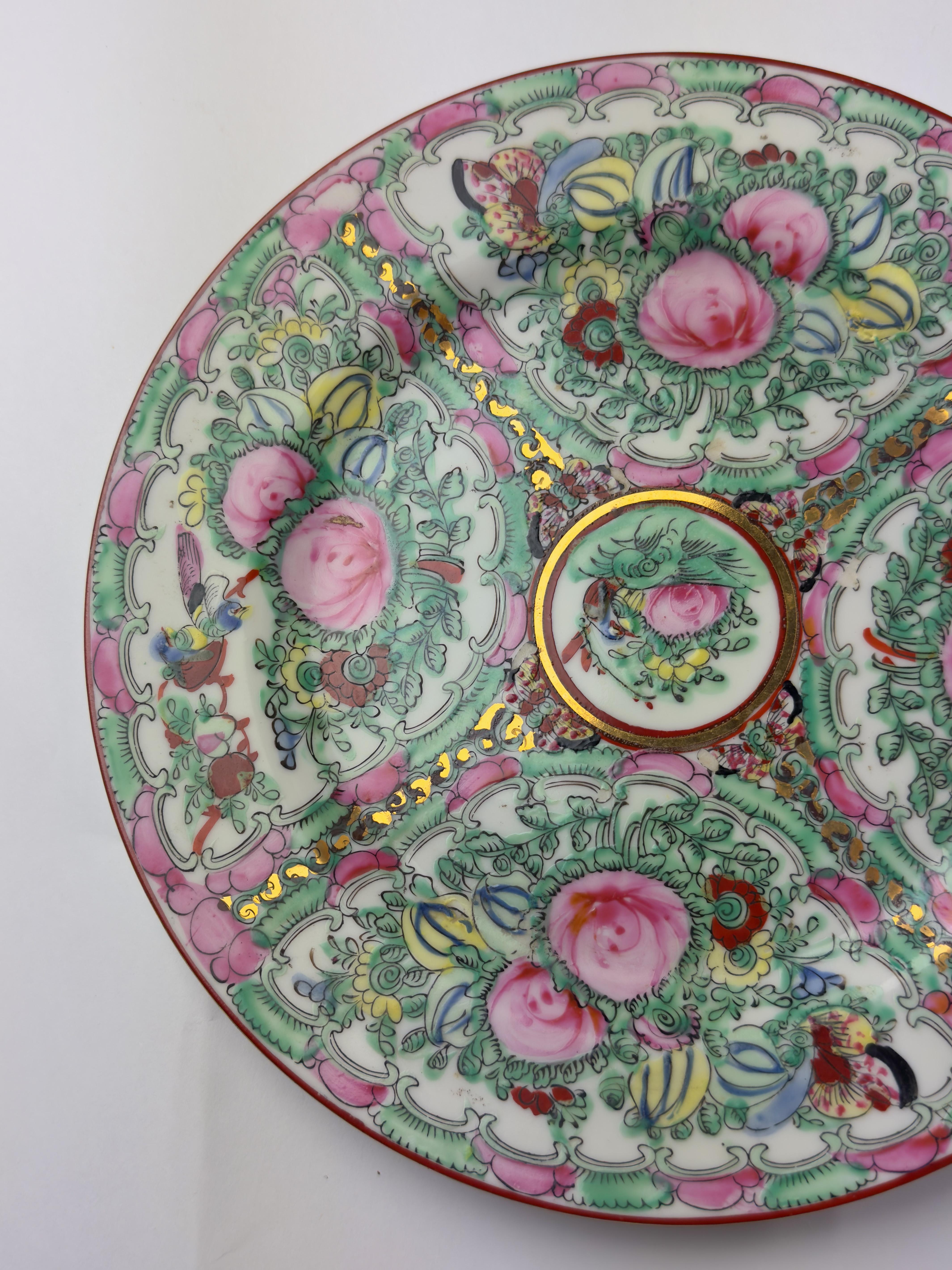 Plat en porcelaine d'exportation chinoise de Macao, 20e siècle en vente 1