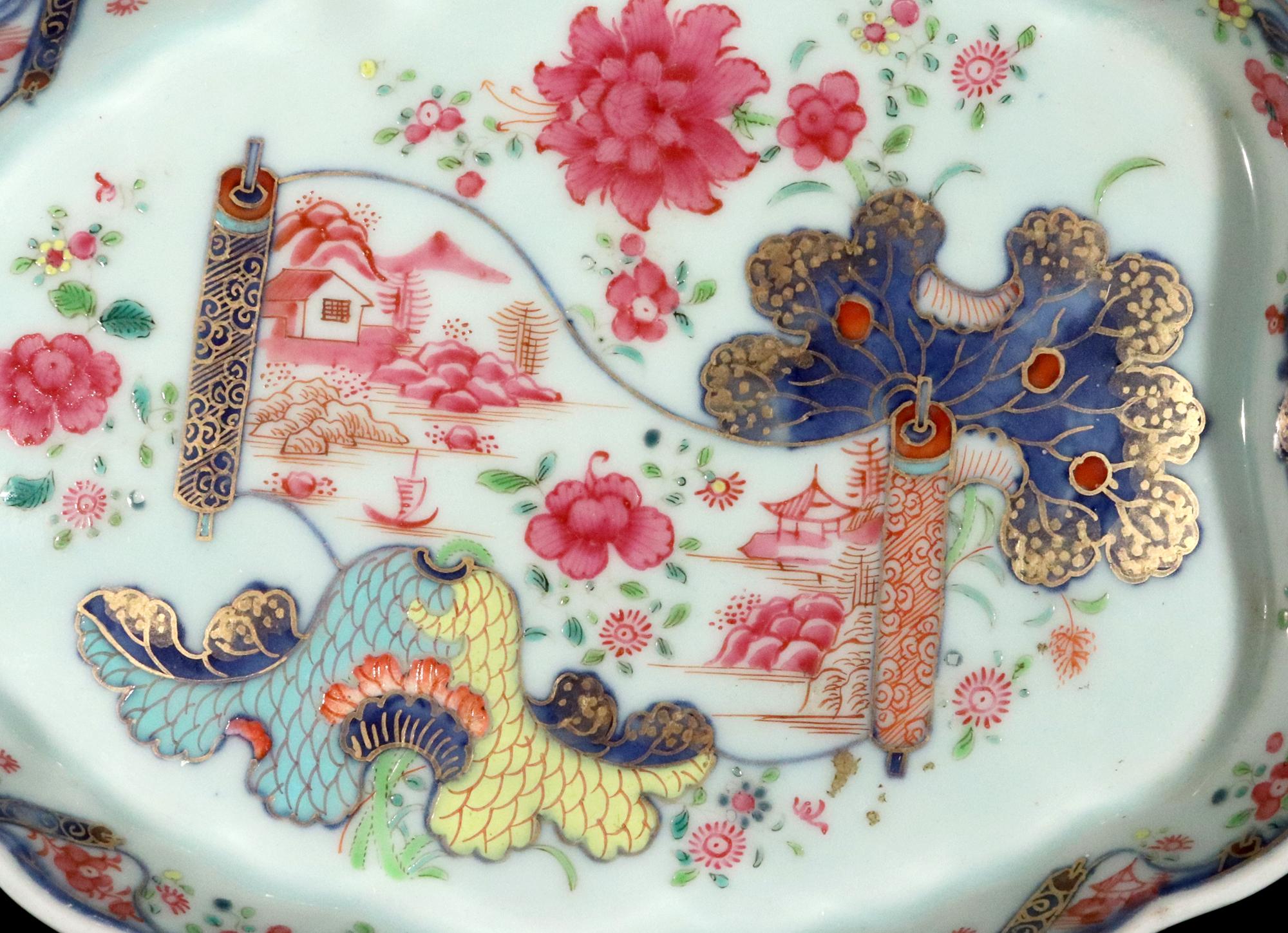 Chinese Export Porcelain Pseudo Tobacco Leaf Shaped Dish with Puce Scroll In Good Condition For Sale In Downingtown, PA