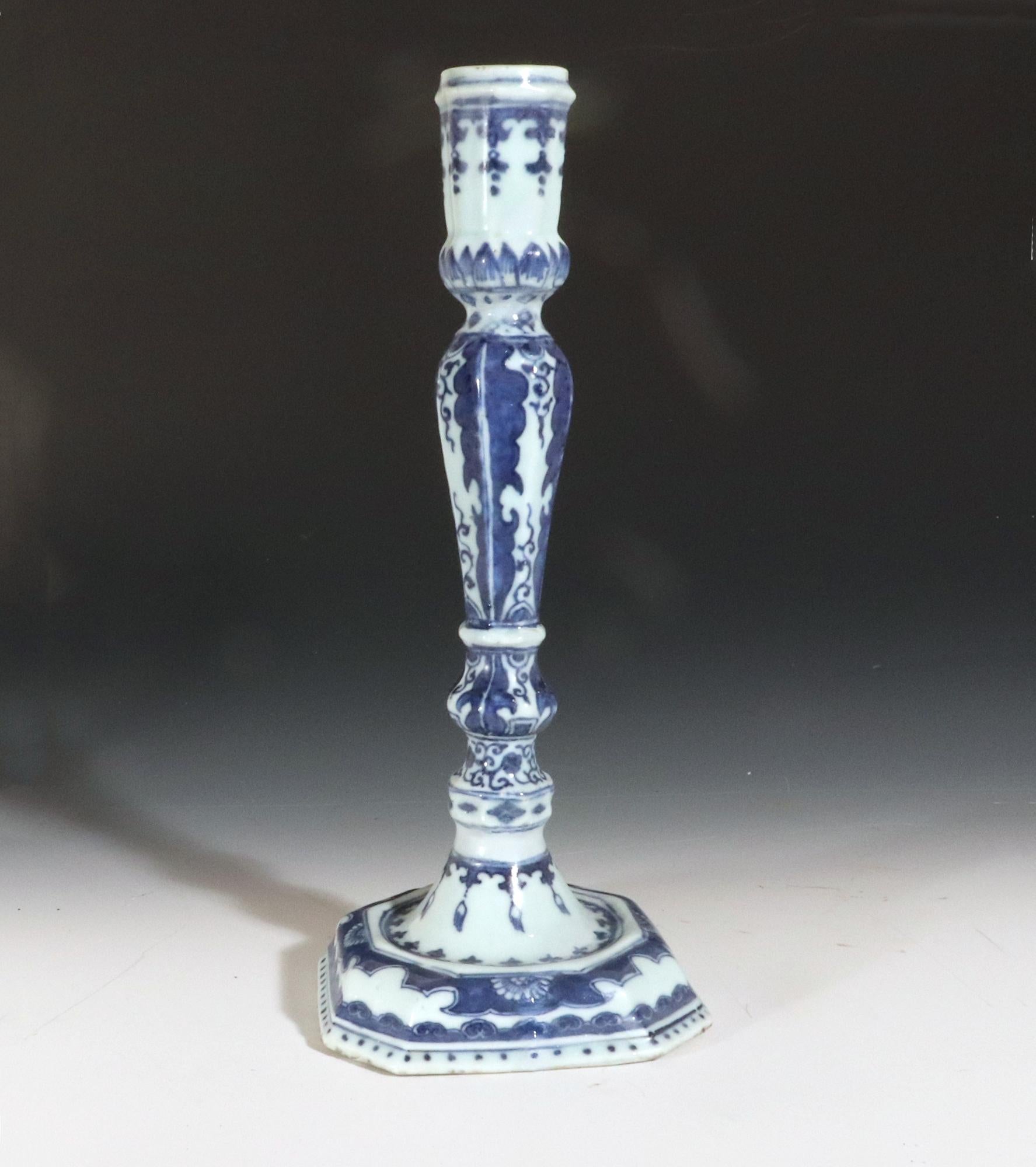 Bougeoir rococo en porcelaine chinoise bleu sous glaçure,
Circa 1750

Le chandelier bleu sous glaçure a une base bombée de forme carrée avec des coins inclinés et un bol en retrait à la base de la tige, entouré d'un bandeau en fer de lance. La