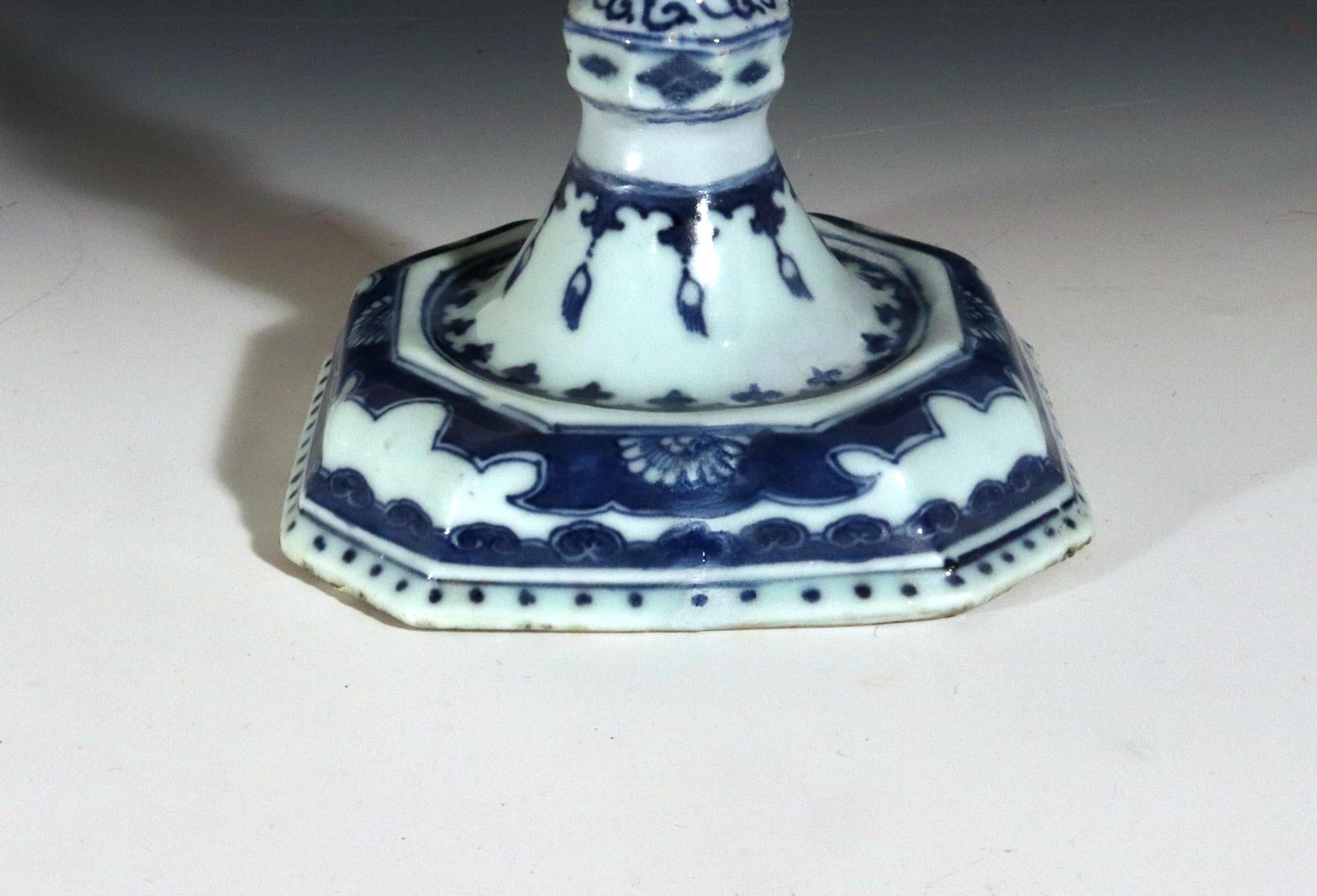 Chinois Grand bougeoir rocococo en porcelaine d'exportation chinoise sous glaçure bleue et blanche en vente