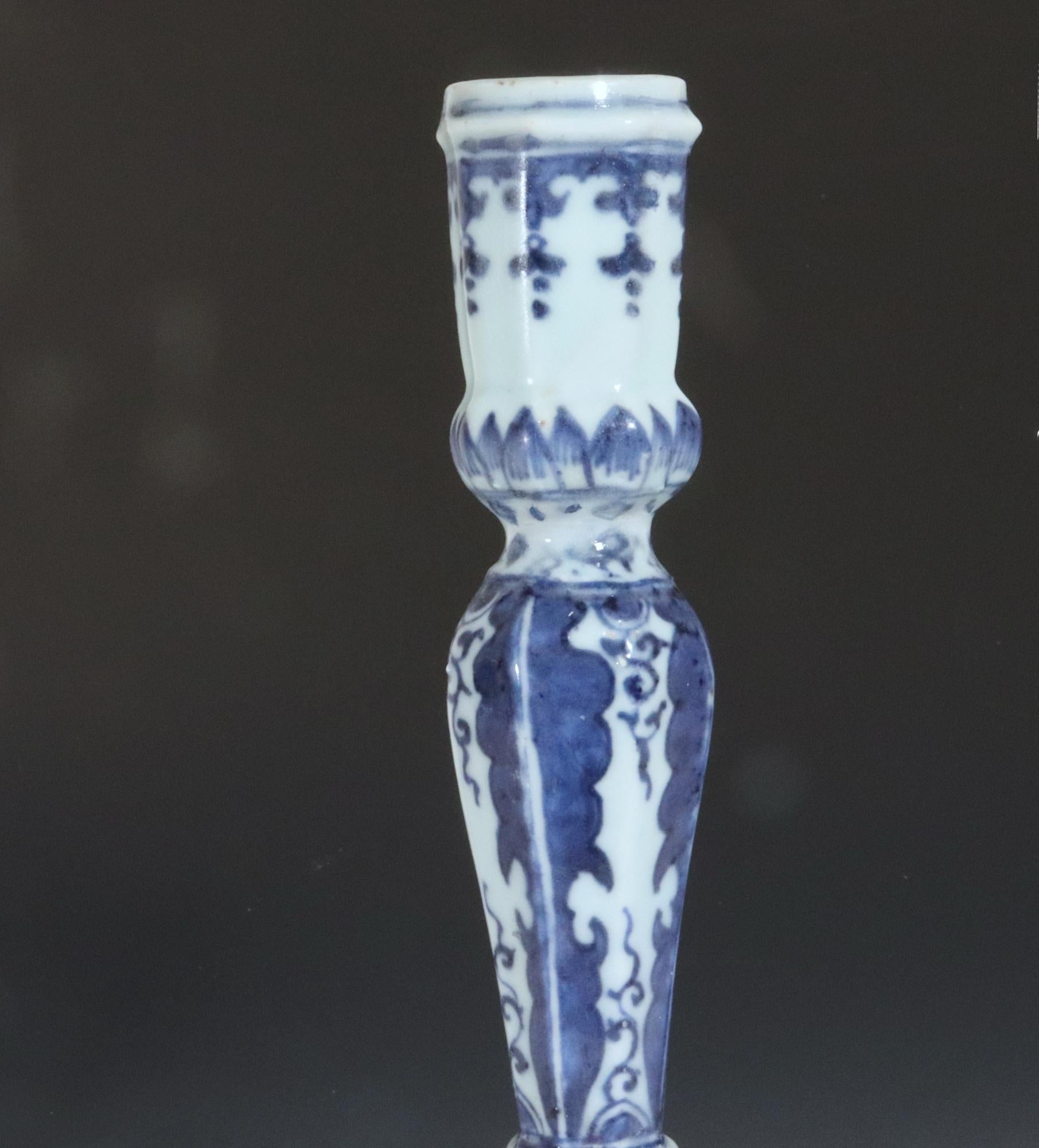 Grand bougeoir rocococo en porcelaine d'exportation chinoise sous glaçure bleue et blanche Bon état - En vente à Downingtown, PA
