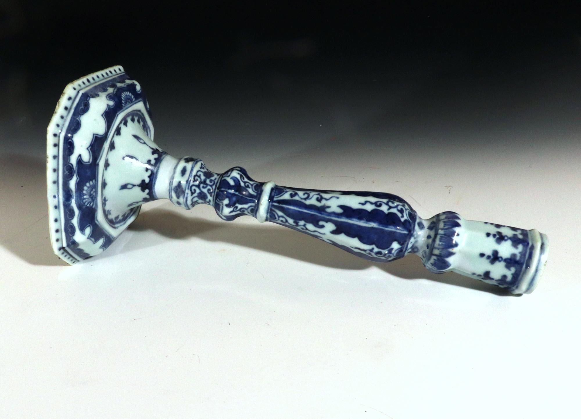 XVIIIe siècle Grand bougeoir rocococo en porcelaine d'exportation chinoise sous glaçure bleue et blanche en vente