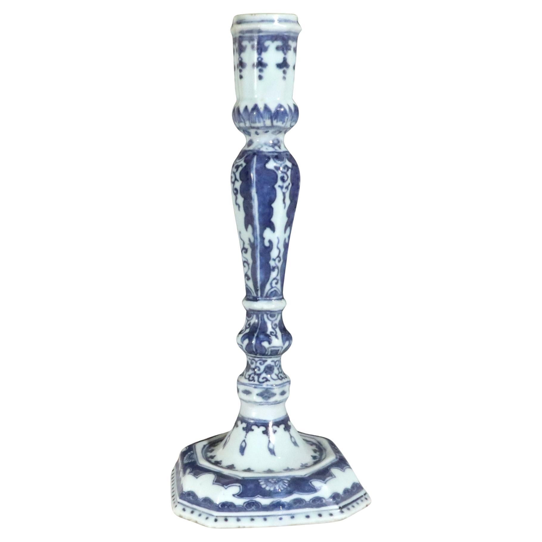 Grand bougeoir rocococo en porcelaine d'exportation chinoise sous glaçure bleue et blanche en vente