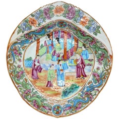 Chinese Export Porcelain Rose Mandarin Shell-Form Shrimp Dish, circa 1820