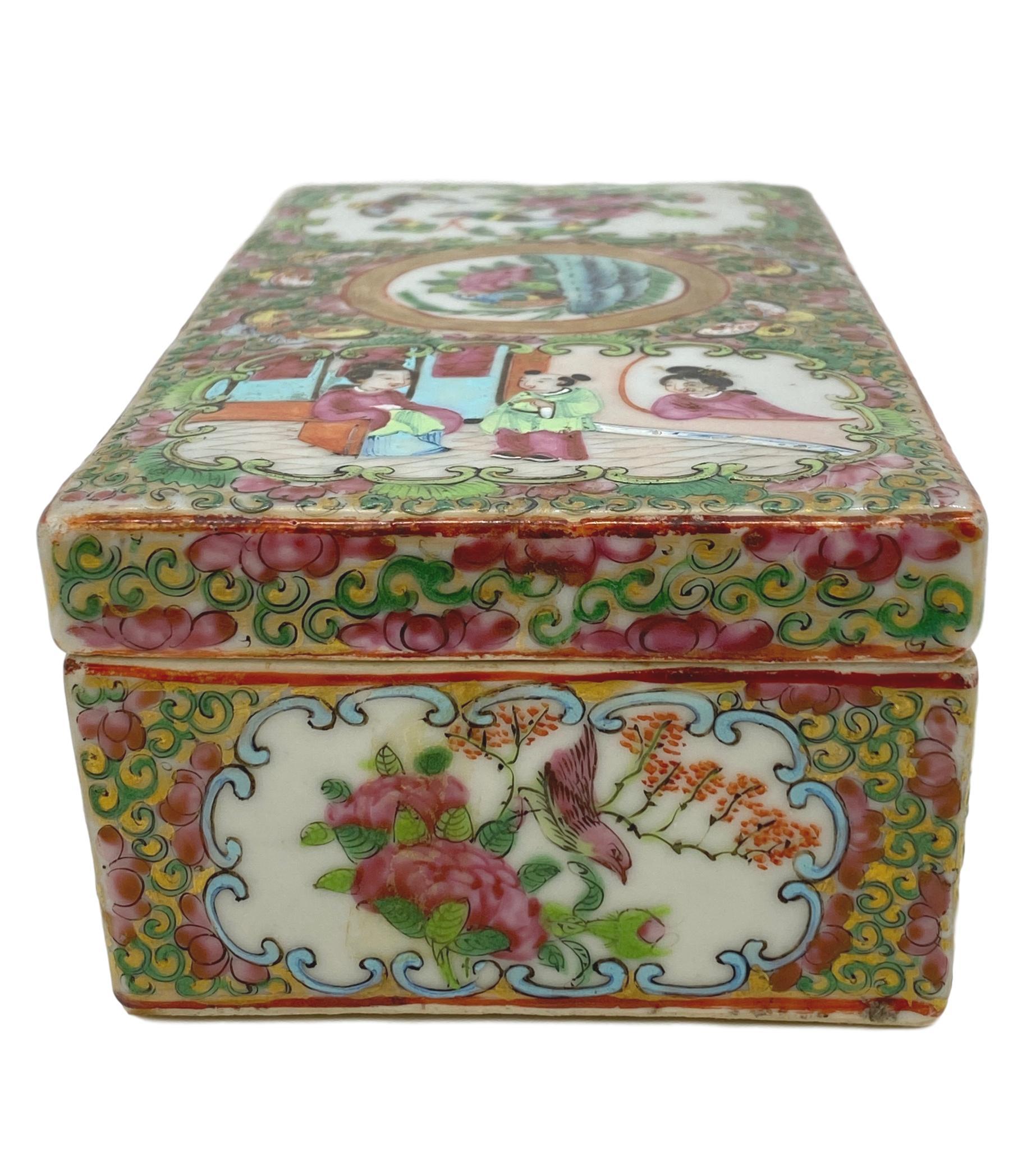 Chinese Export Porcelain Rose Medallion Brush Box with Bats, Canton, circa 1870 In Good Condition In Banner Elk, NC