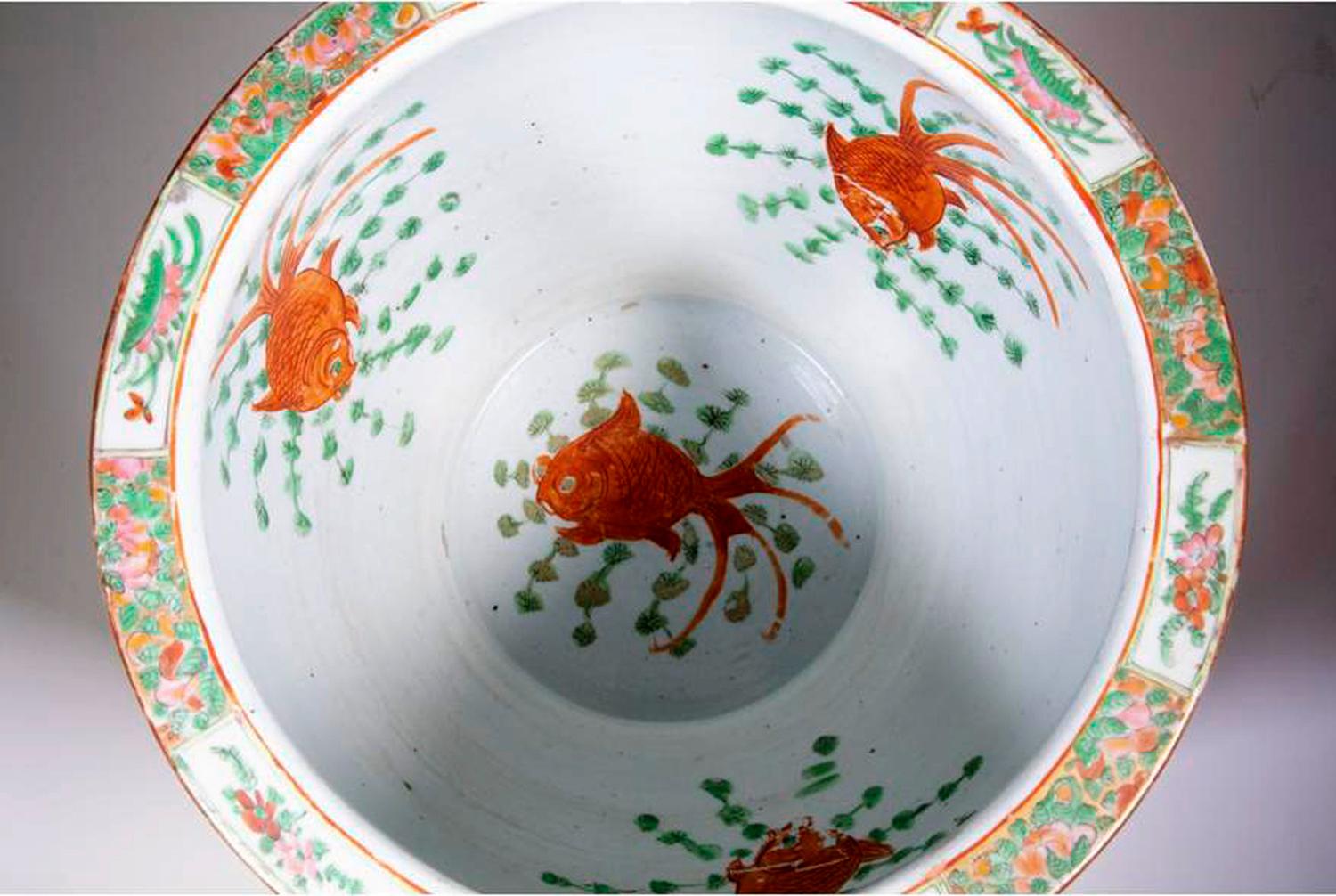 Chinese export porcelain rose medallion fish bowl or Jardiniere,
Mid-19th century.

The Chinese export porcelain circular fish bowl or jardiniere is painted with alternating panels of figures and birds on a dense green rose medallion ground.