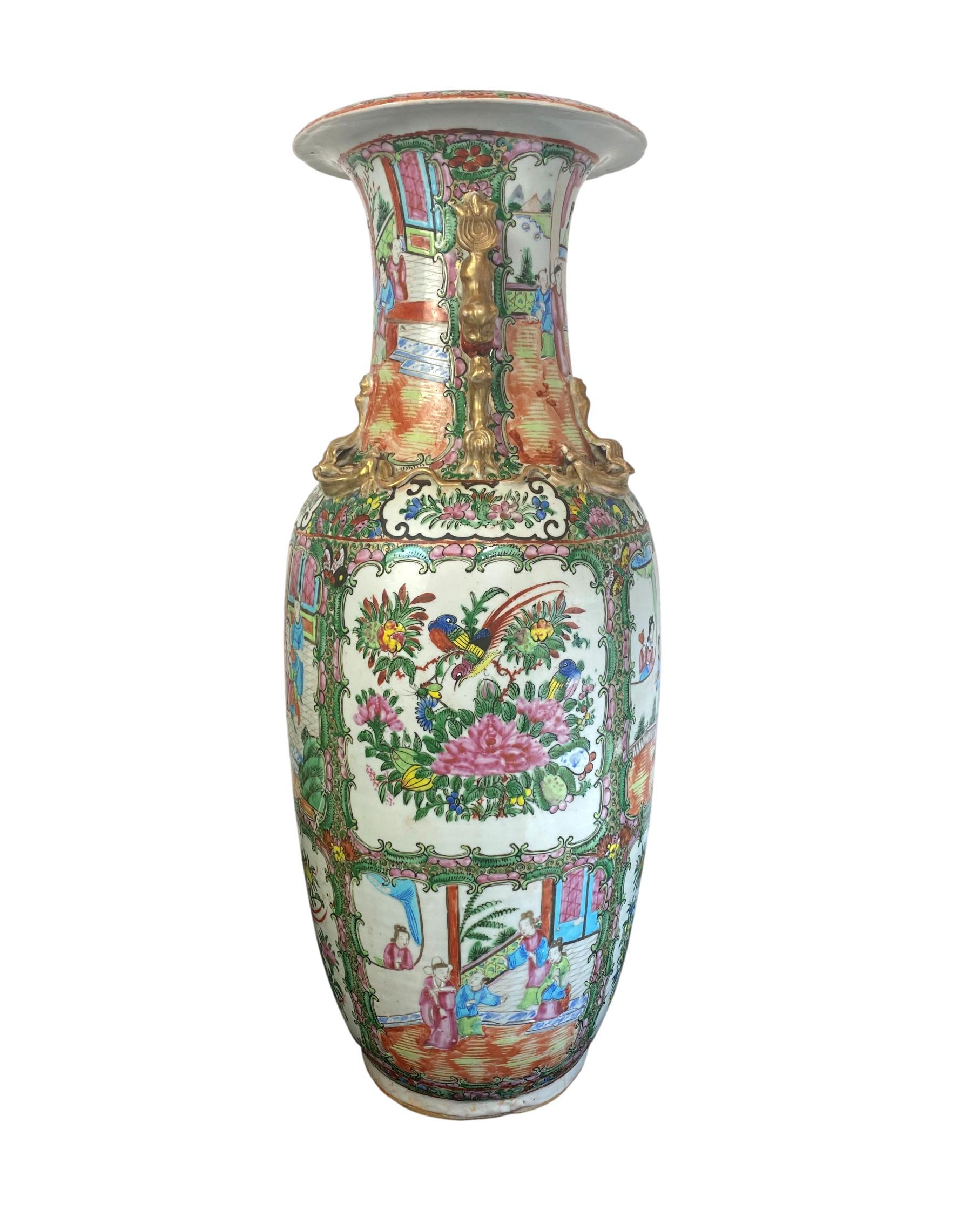 Chinesische Export-Porzellan-Vase mit Rosenmedaillon, Kanton, um 1900 (Chinesischer Export) im Angebot