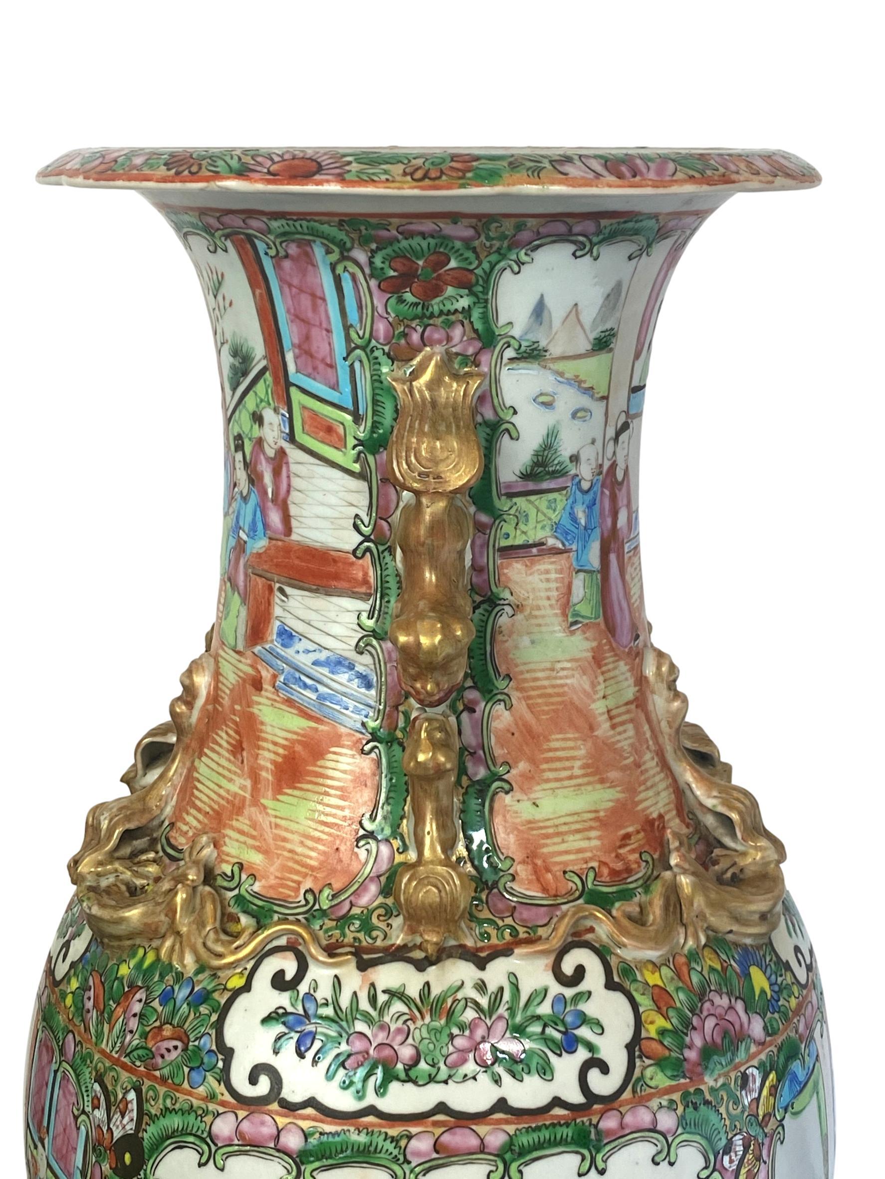 Chinesische Export-Porzellan-Vase mit Rosenmedaillon, Kanton, um 1900 im Zustand „Gut“ im Angebot in Banner Elk, NC