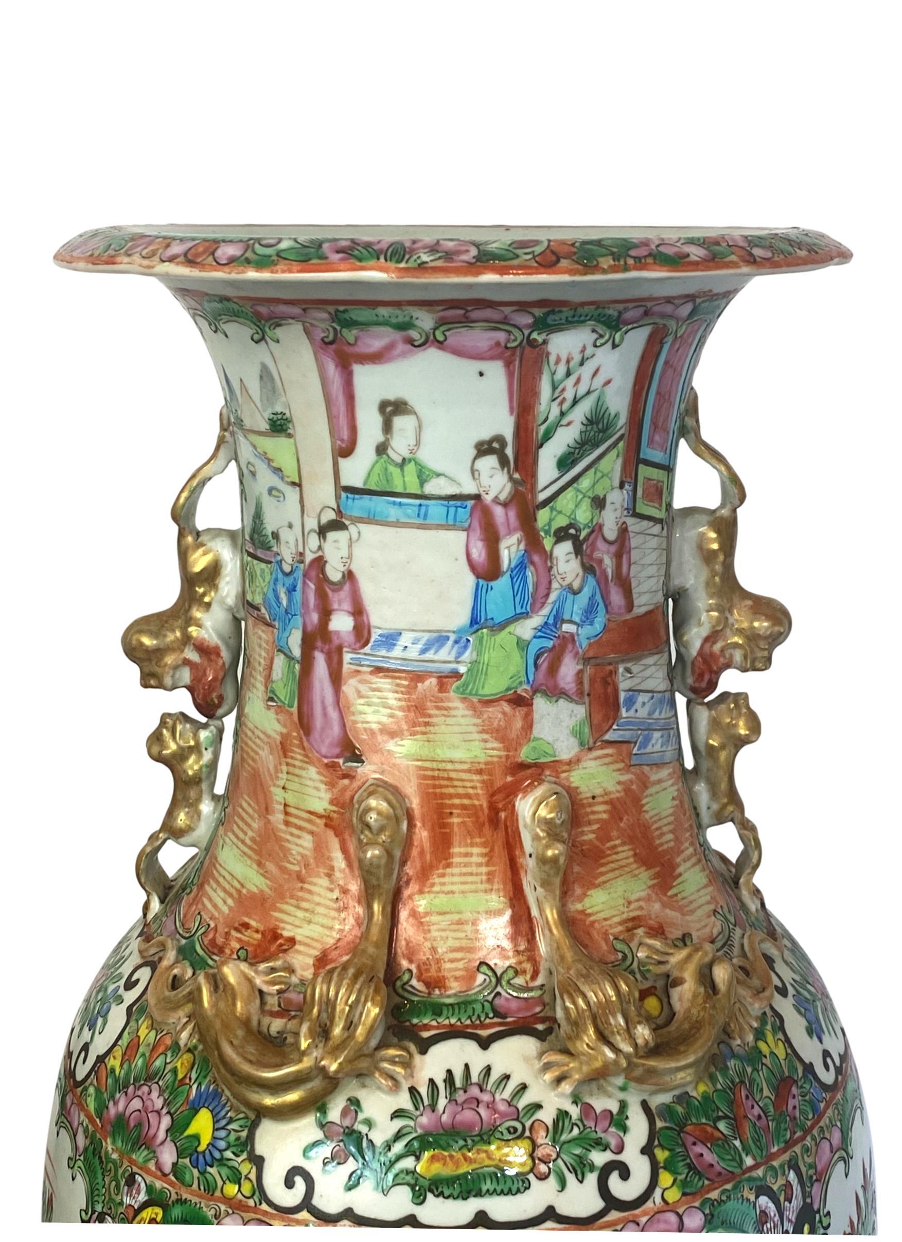 Chinesische Export-Porzellan-Vase mit Rosenmedaillon, Kanton, um 1900 (Frühes 20. Jahrhundert) im Angebot