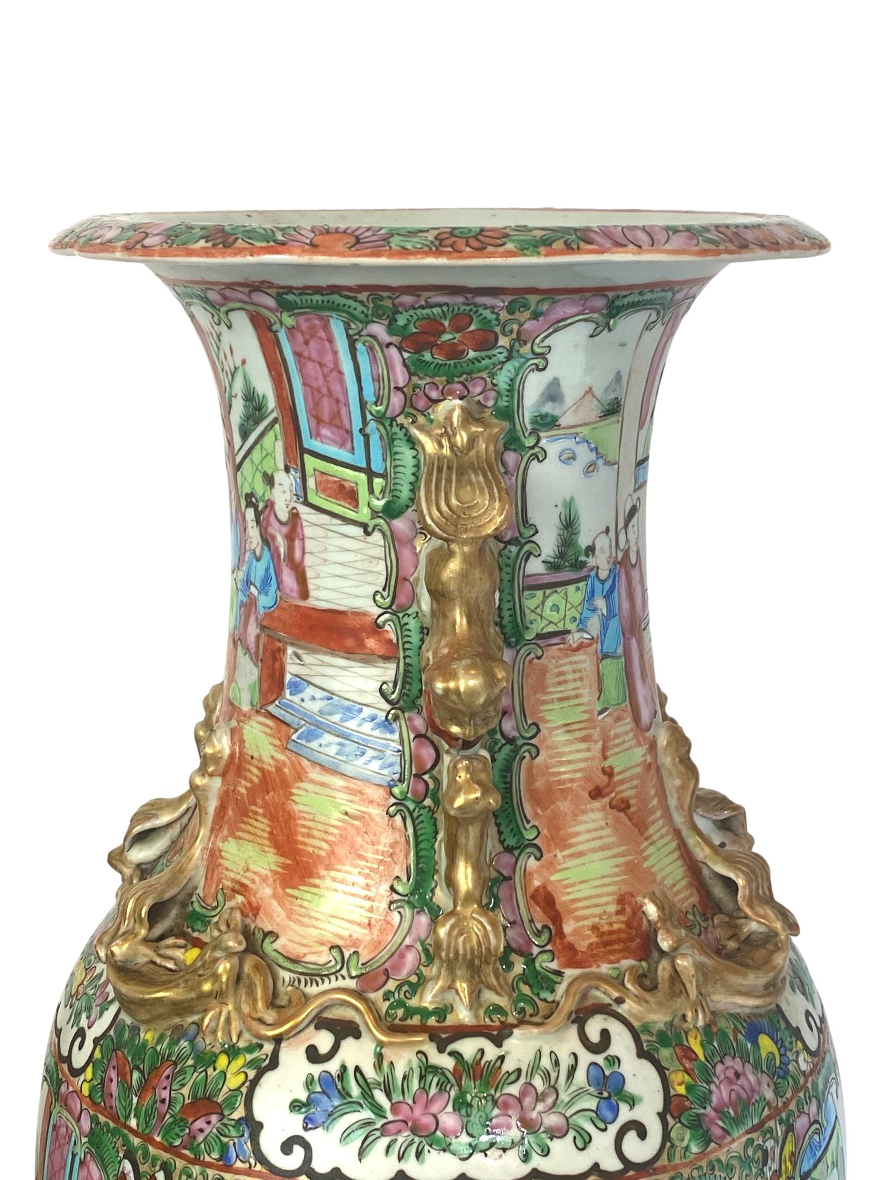 Chinesische Export-Porzellan-Vase mit Rosenmedaillon, Kanton, um 1900 im Angebot 1