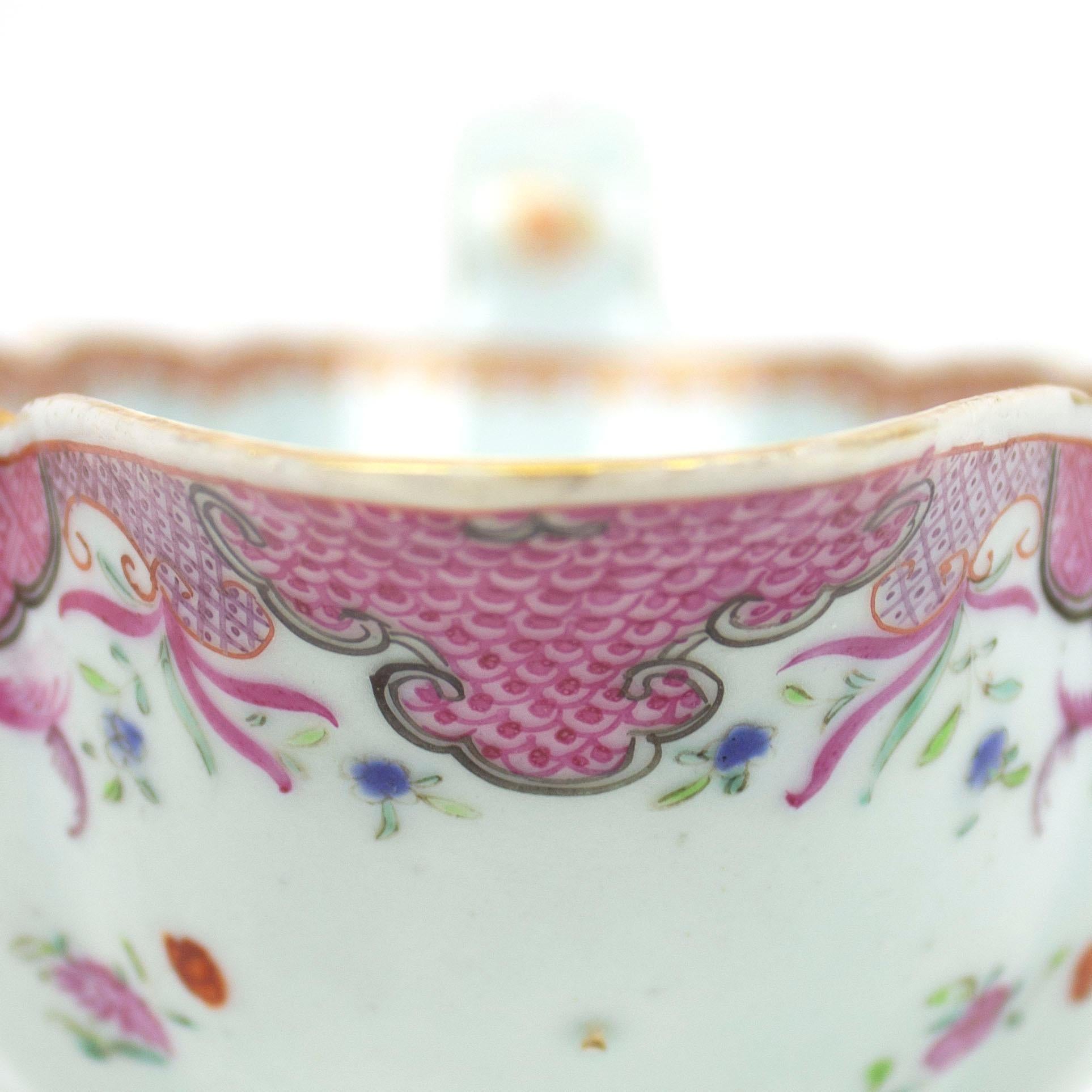 A Chinese export porcelain sauce boat from the Qianlong Period (1736-1795). Polychrome Famille Rose decoration depicting floral motif. The inside rim presents gilt tones representing arrow points.