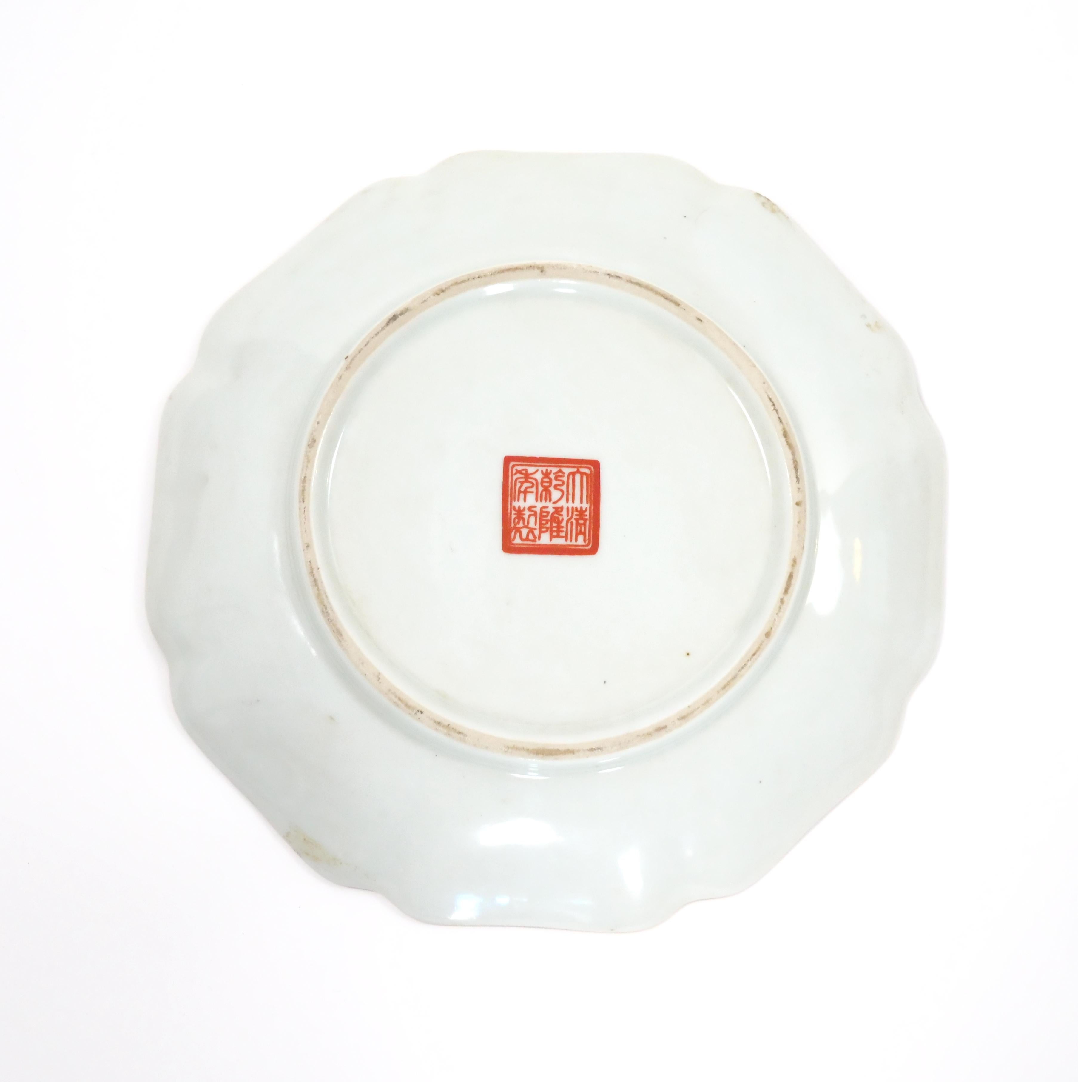 Chinesische Export-Porzellan-Servierschale mit Rosenmedaillon aus Porzellan, Qing im Angebot 4