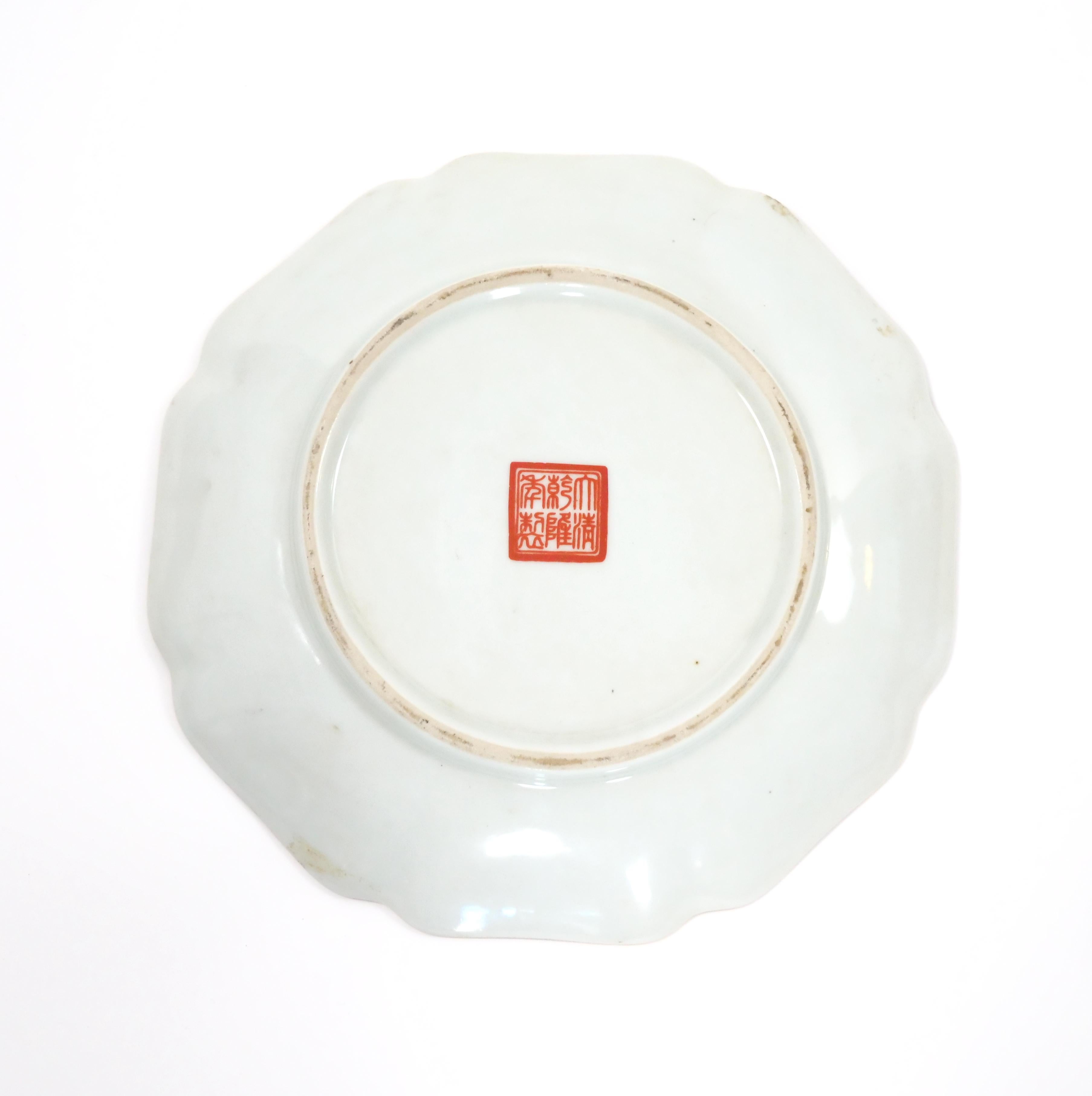 Plato de Porcelana China de Exportación Medallón de Rosas , Qing en venta 3