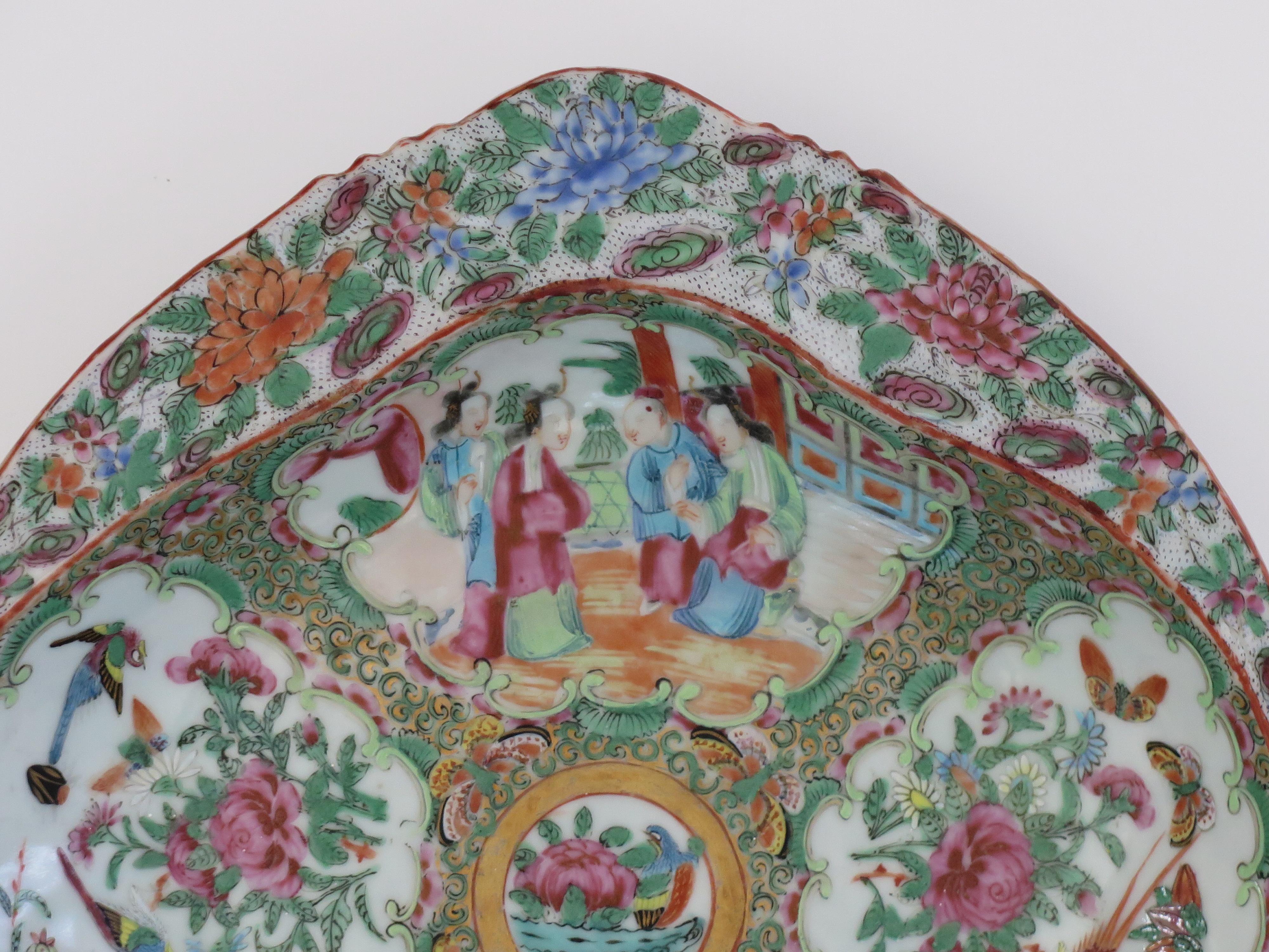 Chinese Export Porcelain Serving or Shrimp Dish Rose Medallion, Qing Ca 1810 In Good Condition In Lincoln, Lincolnshire