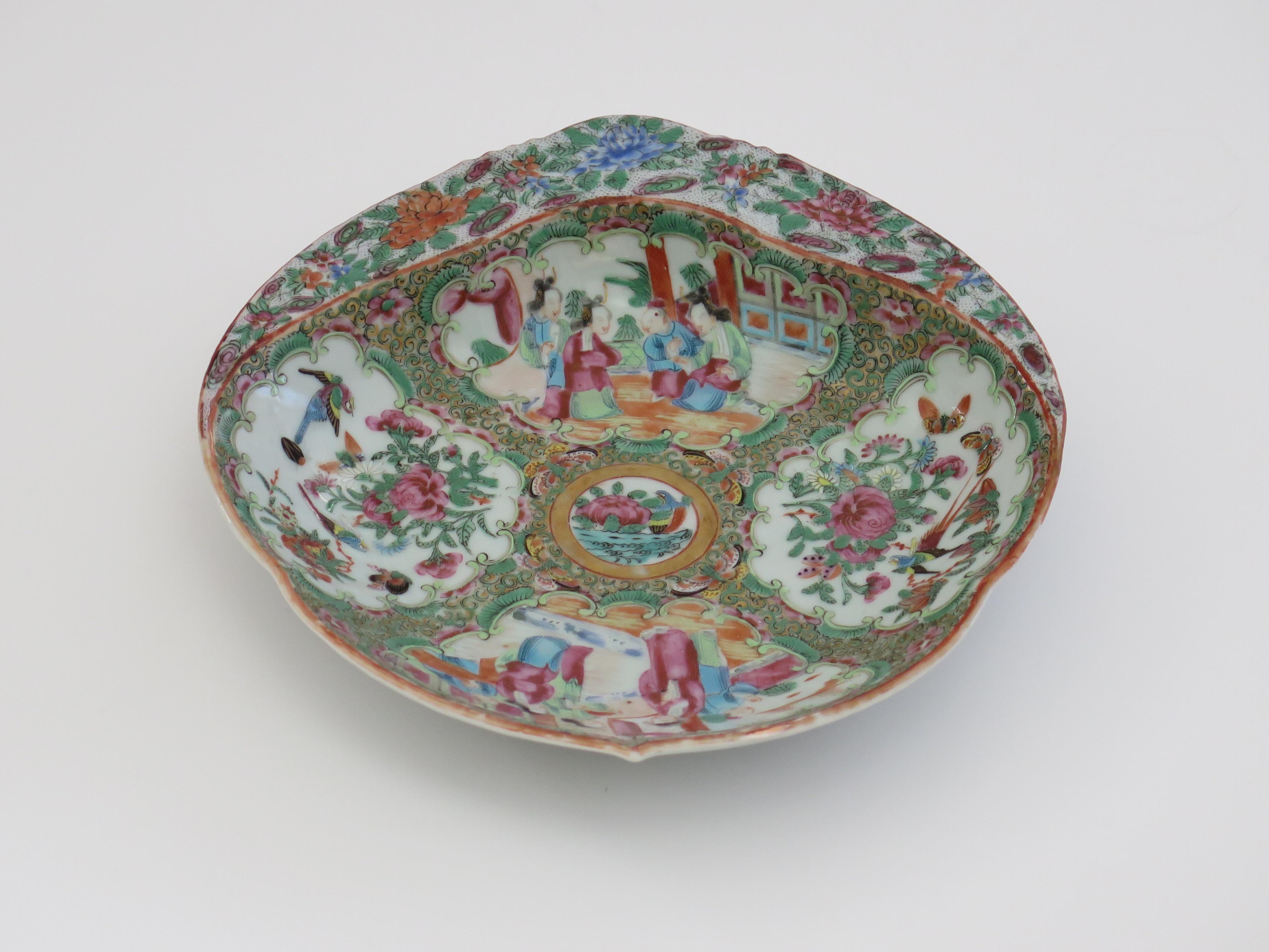 Chinese Export Porcelain Serving or Shrimp Dish Rose Medallion, Qing Ca 1810 1