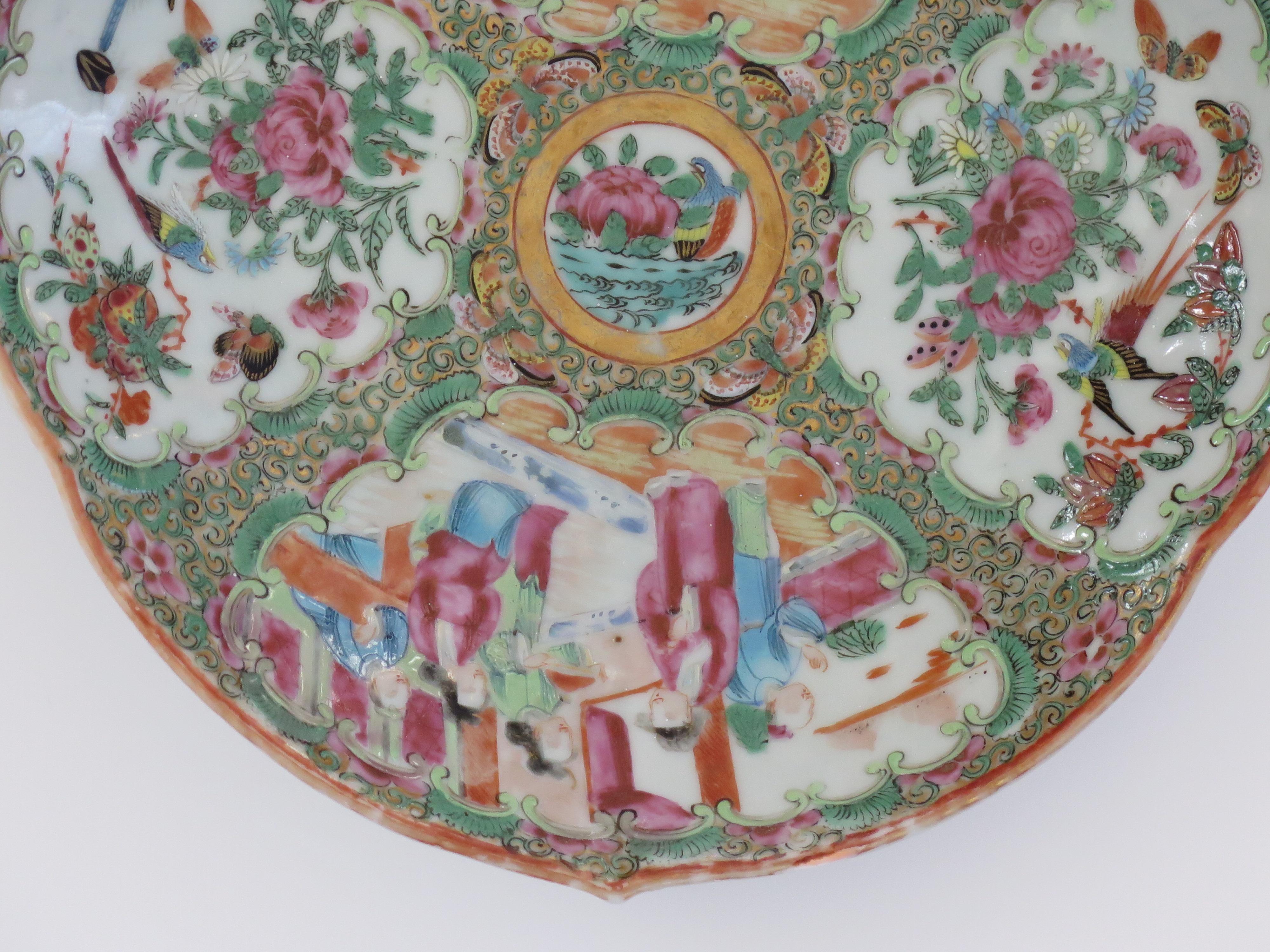 Chinese Export Porcelain Serving or Shrimp Dish Rose Medallion, Qing Ca 1810 2