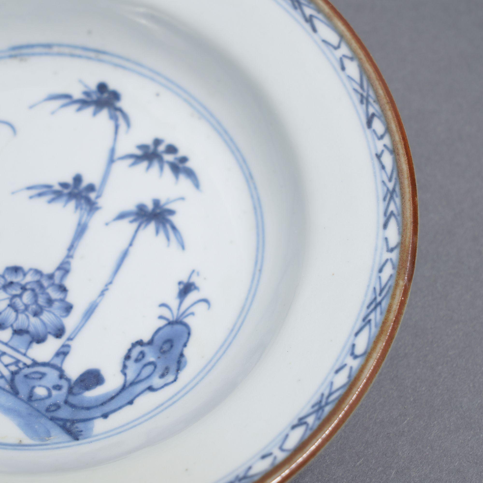 Chinese export porcelain shallow dish, c. 1800 In Good Condition For Sale In Kenilworth, IL