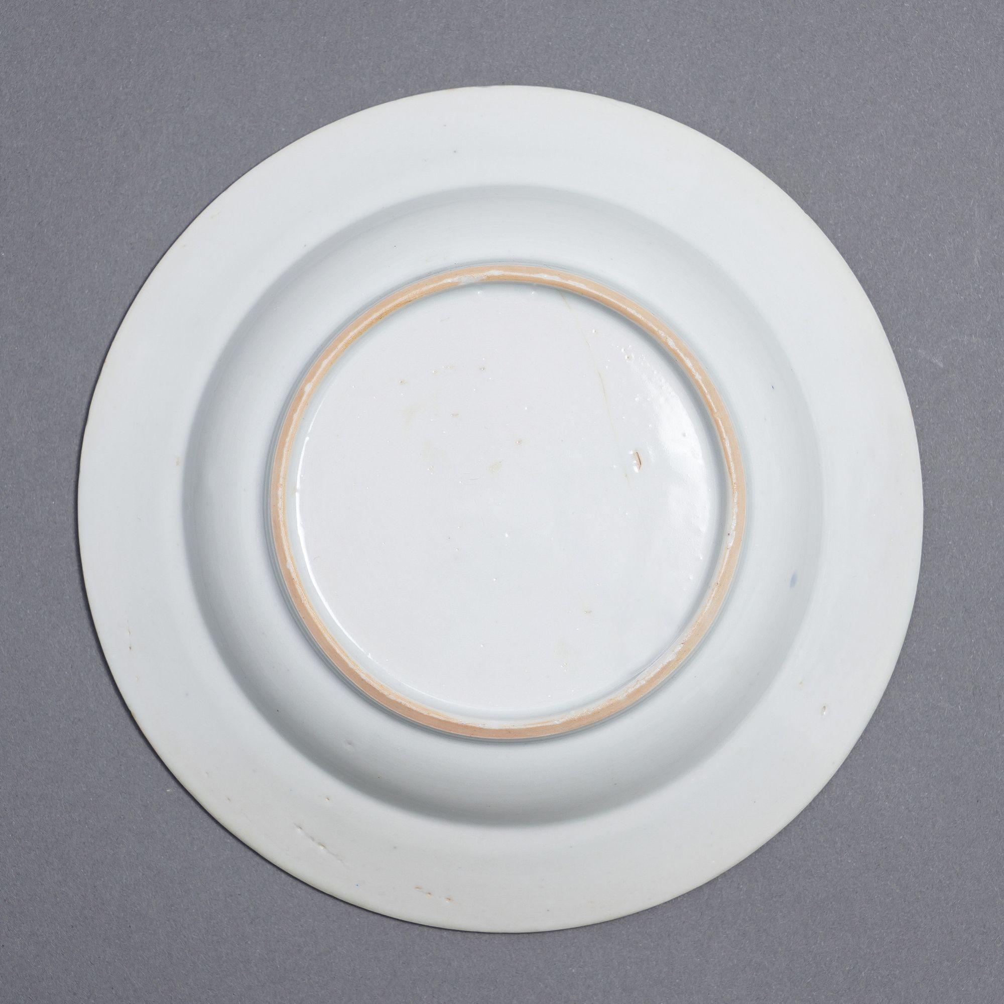 Porcelain Chinese export porcelain shallow dish, c. 1800 For Sale