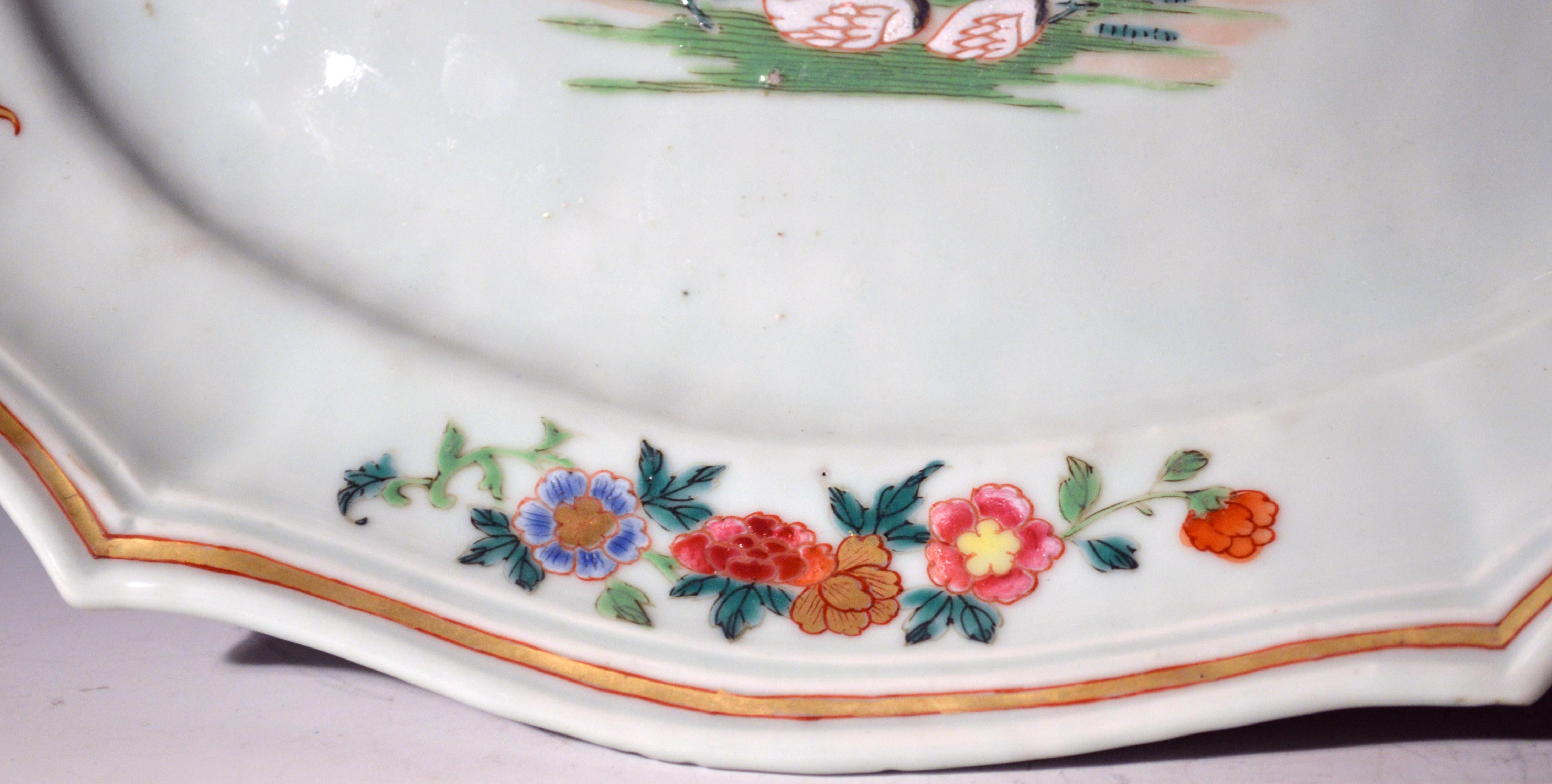 Plat en porcelaine d'exportation chinoise de forme argentée décoré d'oiseaux,
vers 1750-1760.

Le plat ovale avec un bord moulé est finement peint avec un groupe de différents oiseaux au centre, dont des oies, des faisans et un perroquet.