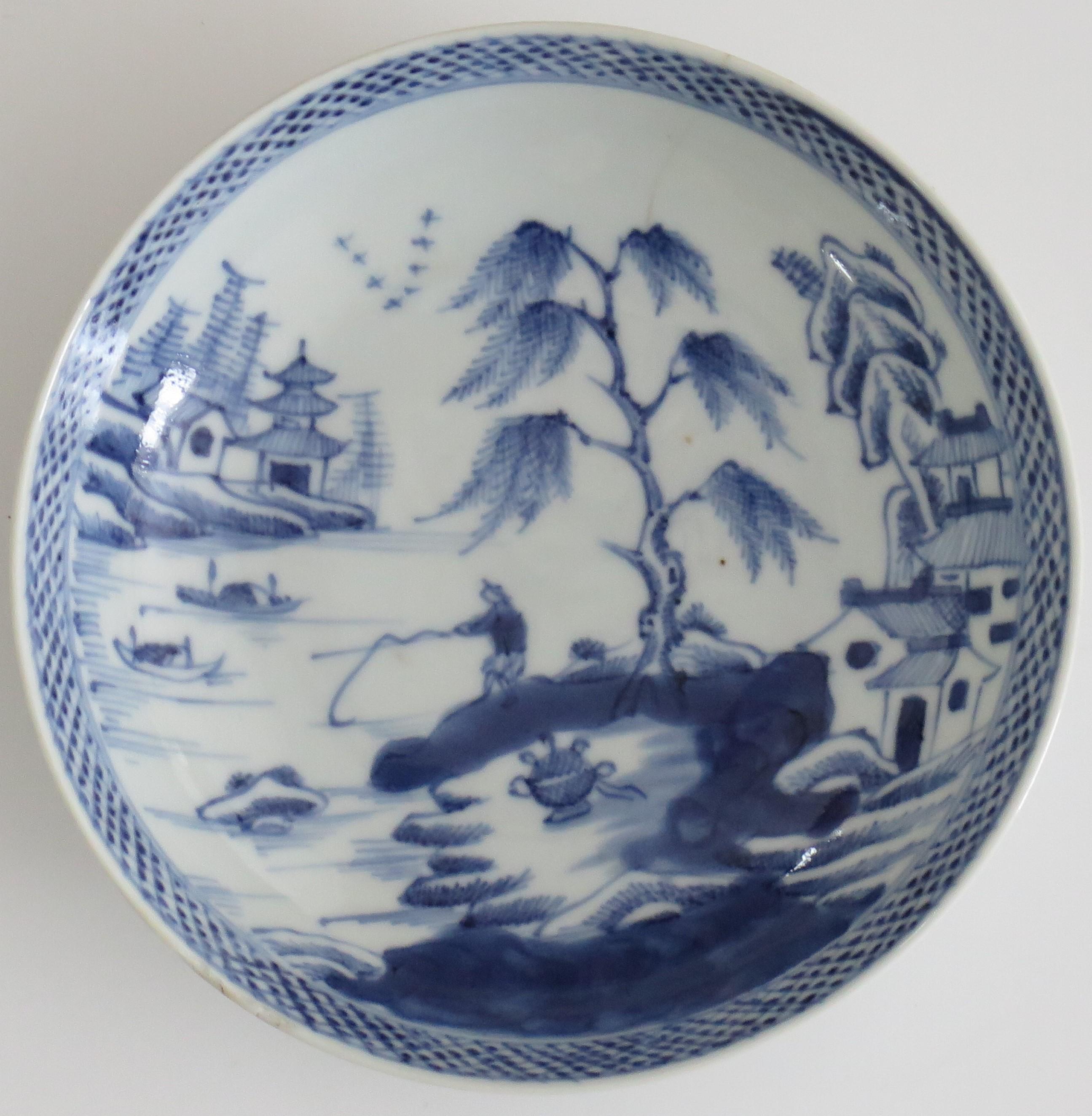 Glazed Chinese Export Porcelain Small Berry Bowl or Dish Blue & White, Late 18th C Qing