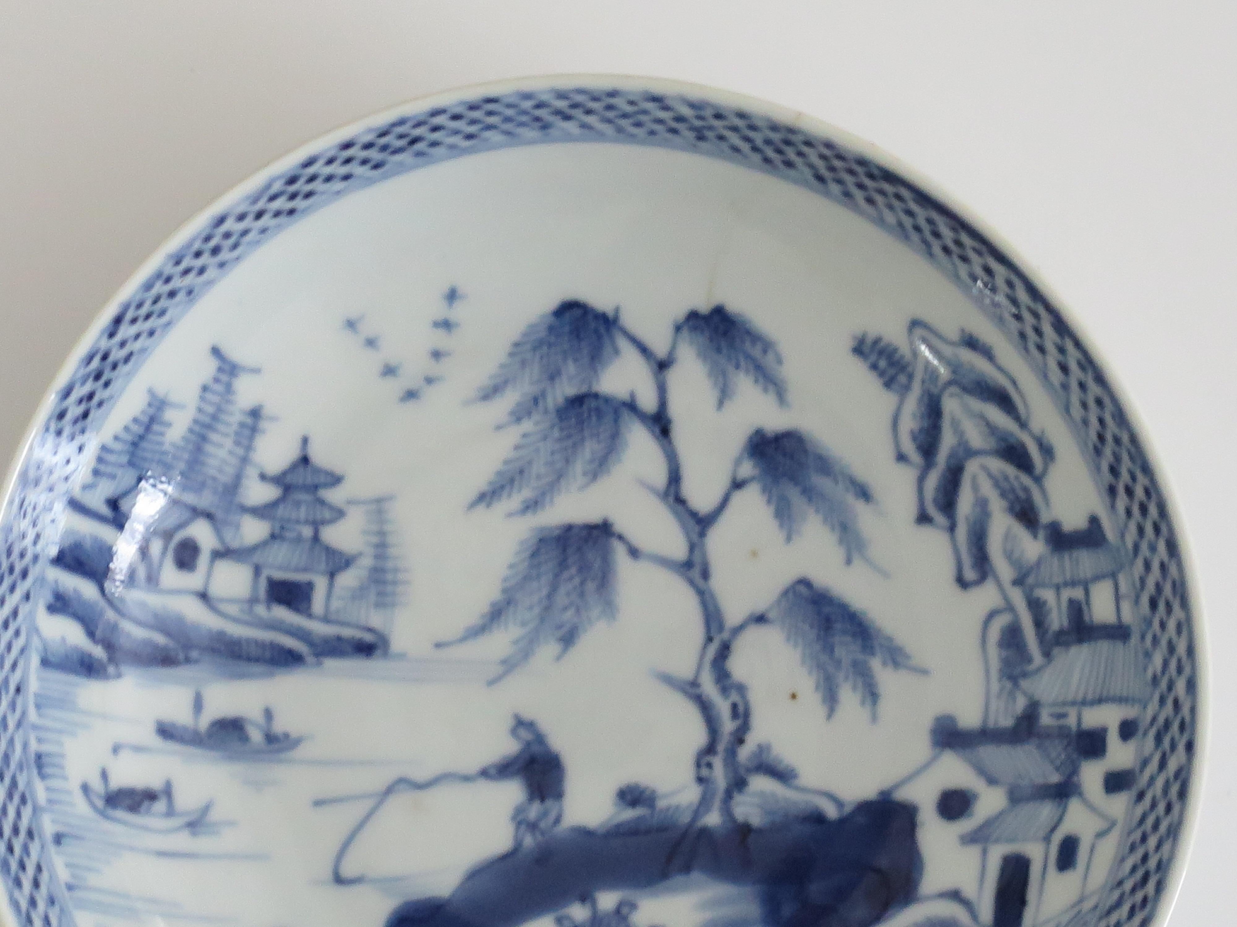 Chinese Export Porcelain Small Berry Bowl or Dish Blue & White, Late 18th C Qing In Good Condition In Lincoln, Lincolnshire