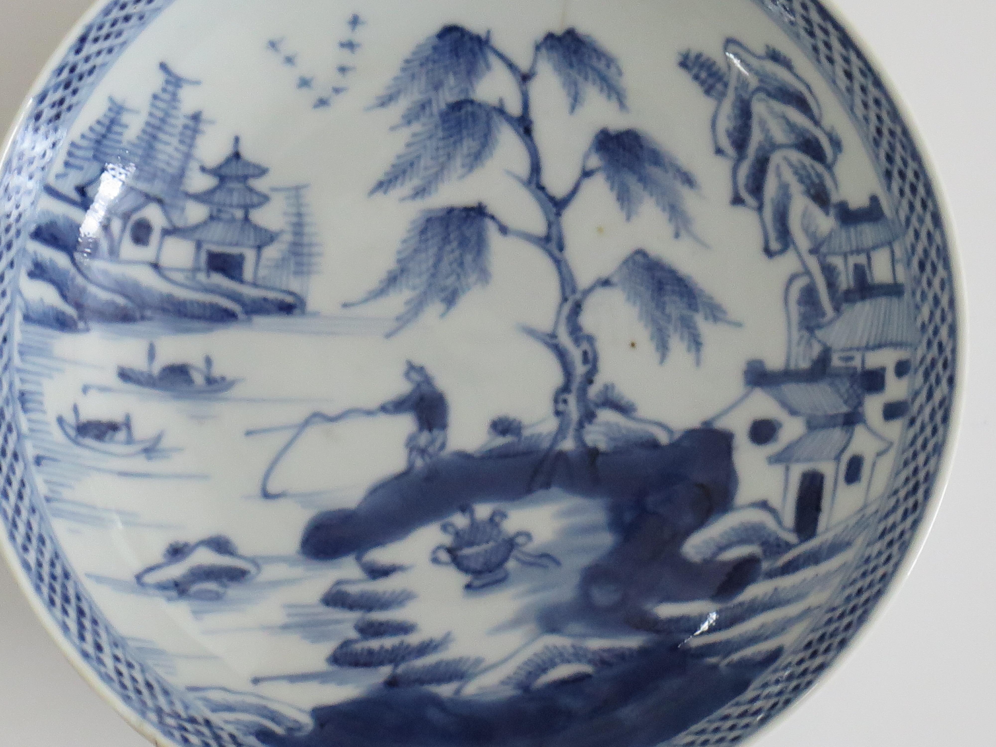 18th Century Chinese Export Porcelain Small Berry Bowl or Dish Blue & White, Late 18th C Qing