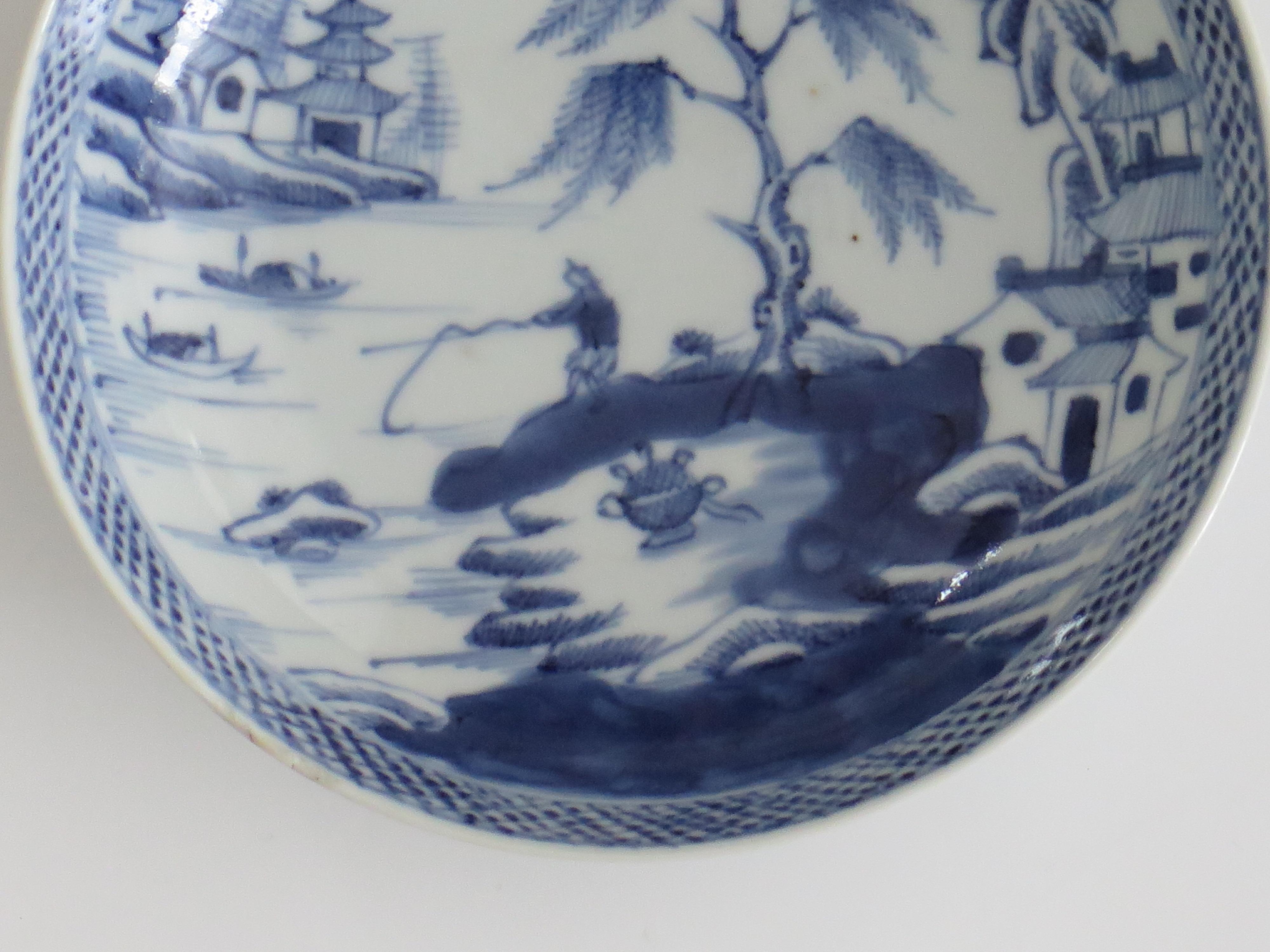 Chinese Export Porcelain Small Berry Bowl or Dish Blue & White, Late 18th C Qing 1