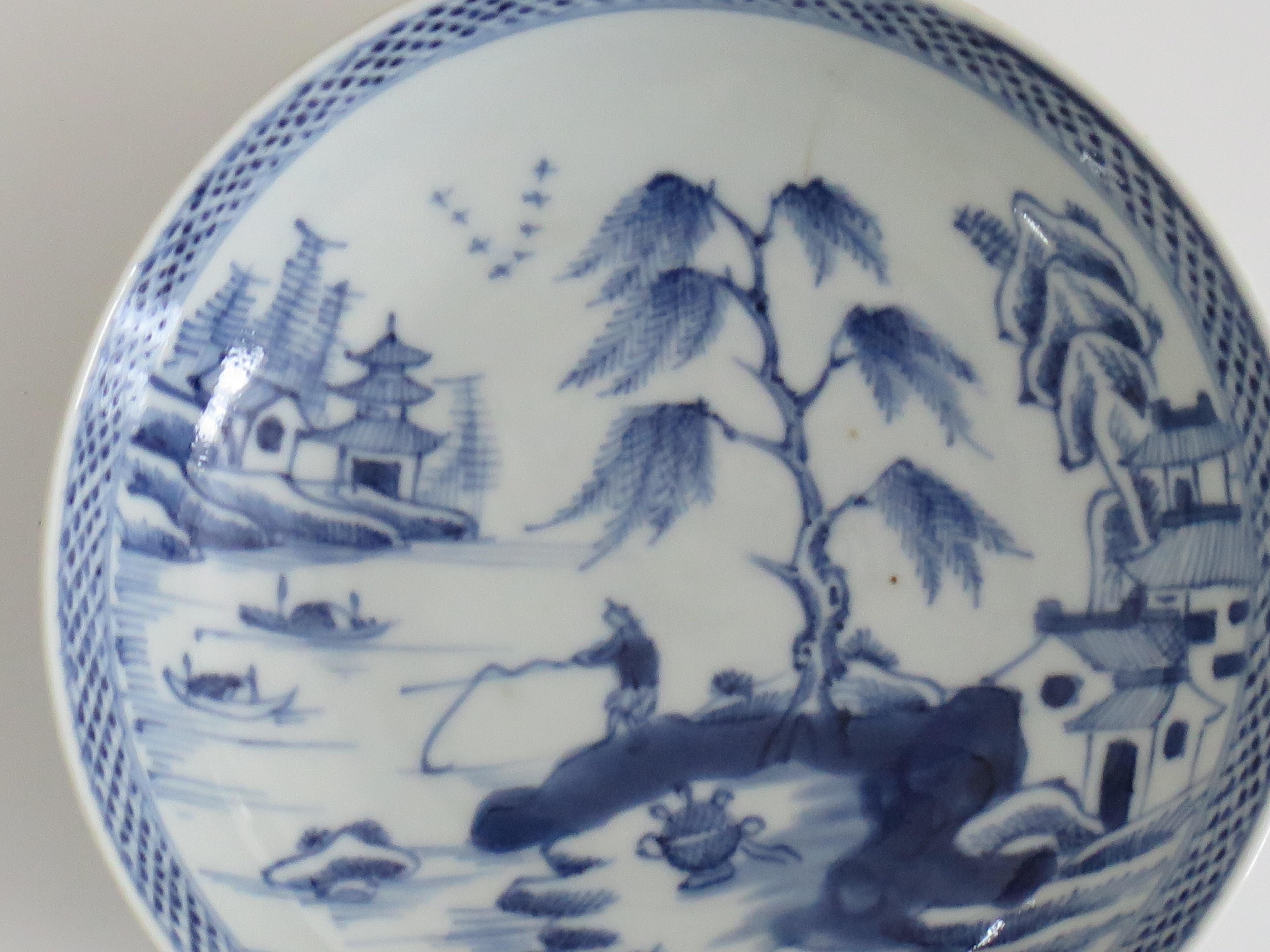Chinese Export Porcelain Small Berry Bowl or Dish Blue & White, Late 18th C Qing 2