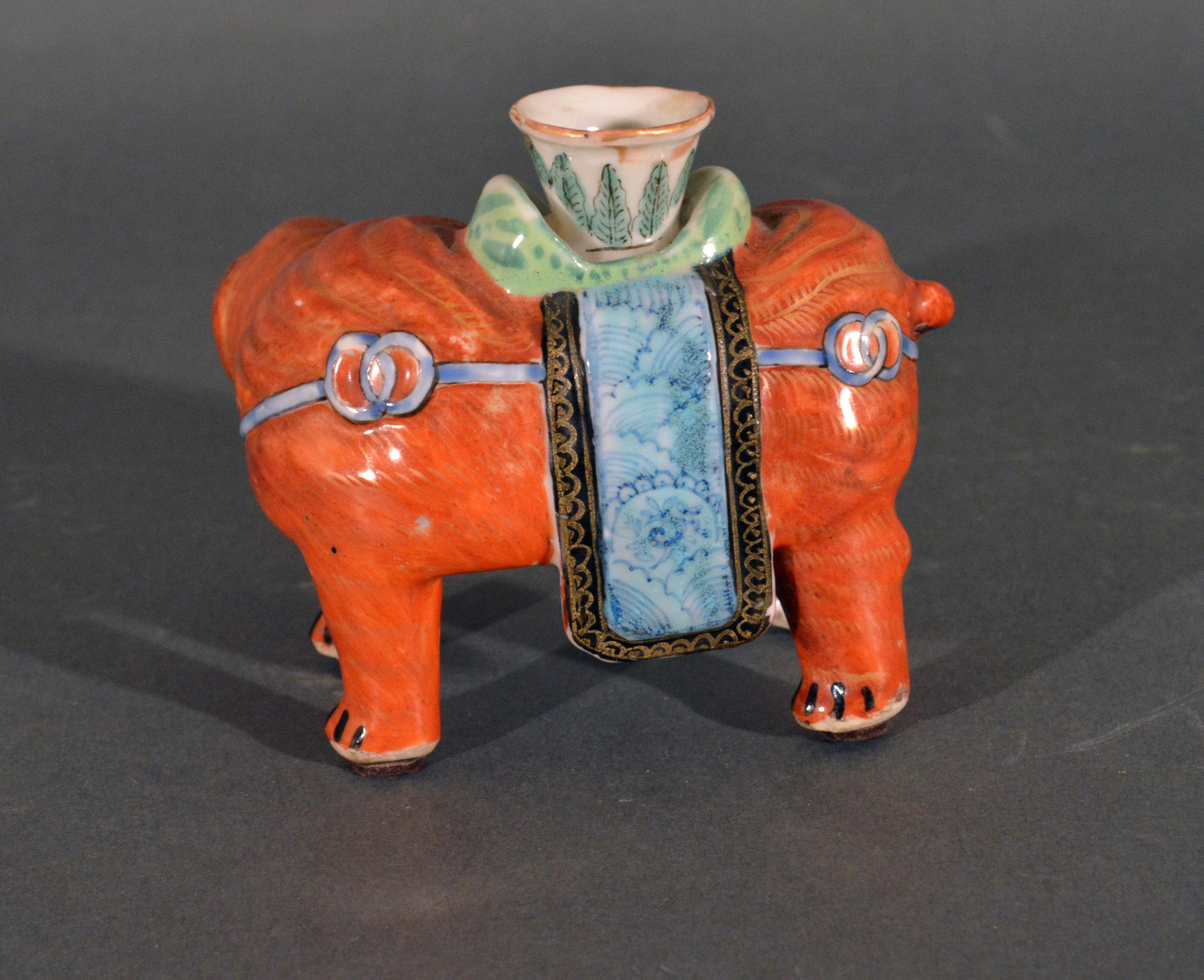 Chinesisches Export-Porzellan Kleiner Kanton Famille Rose Elefant Kerzenständer aus Porzellan (19. Jahrhundert) im Angebot