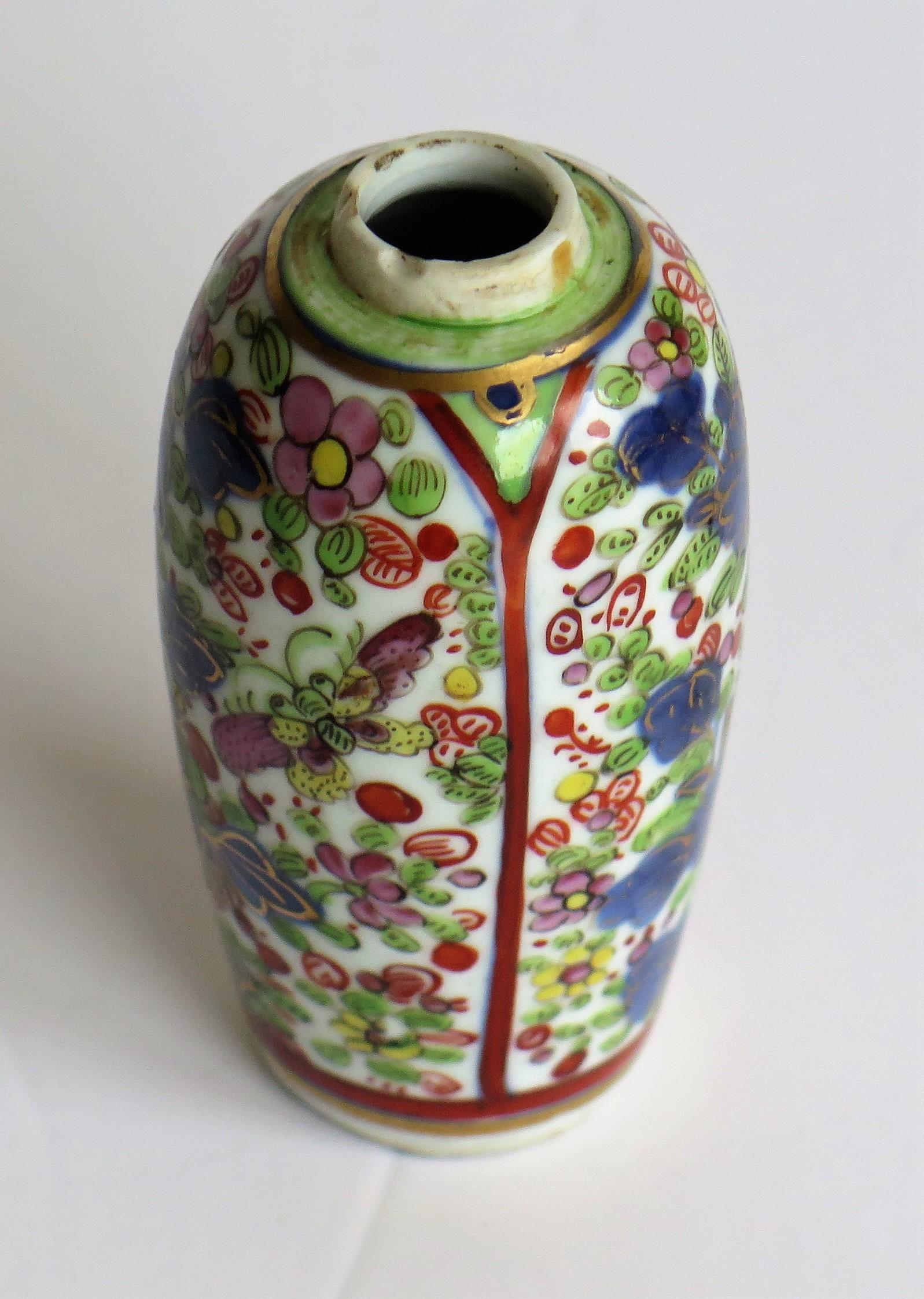 Chinese Export Porcelain Snuff or Lidded Bottle hand painted, Qing early 19th C. For Sale 5