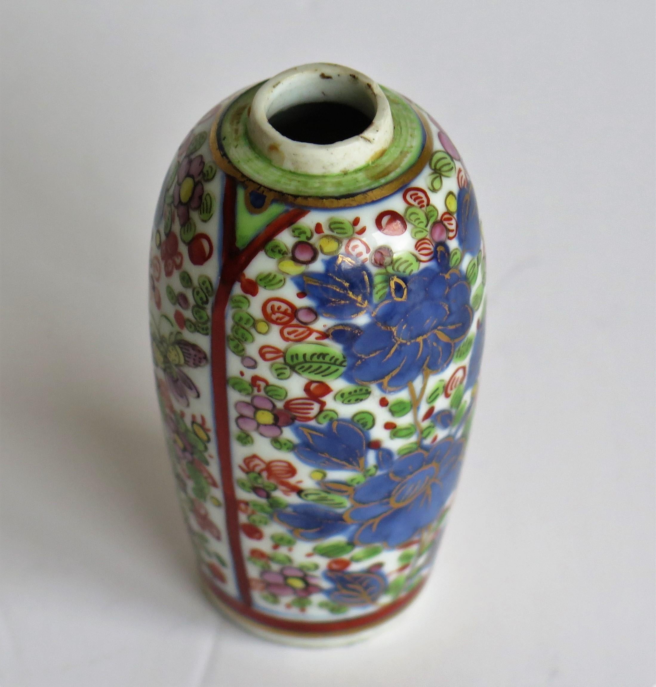 Chinese Export Porcelain Snuff or Lidded Bottle hand painted, Qing early 19th C. For Sale 6