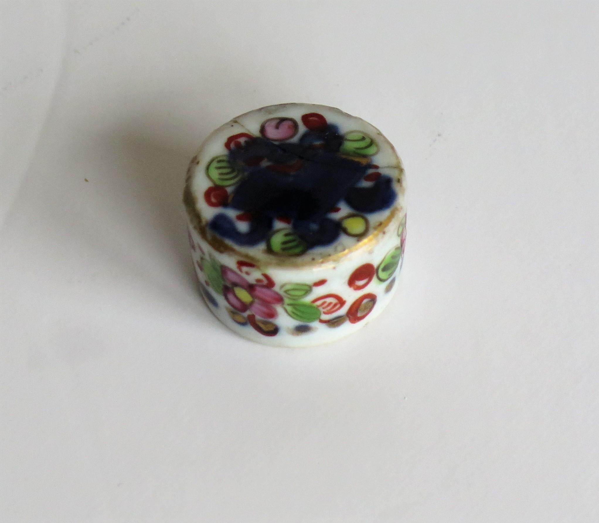 Chinese Export Porcelain Snuff or Lidded Bottle hand painted, Qing early 19th C. For Sale 10