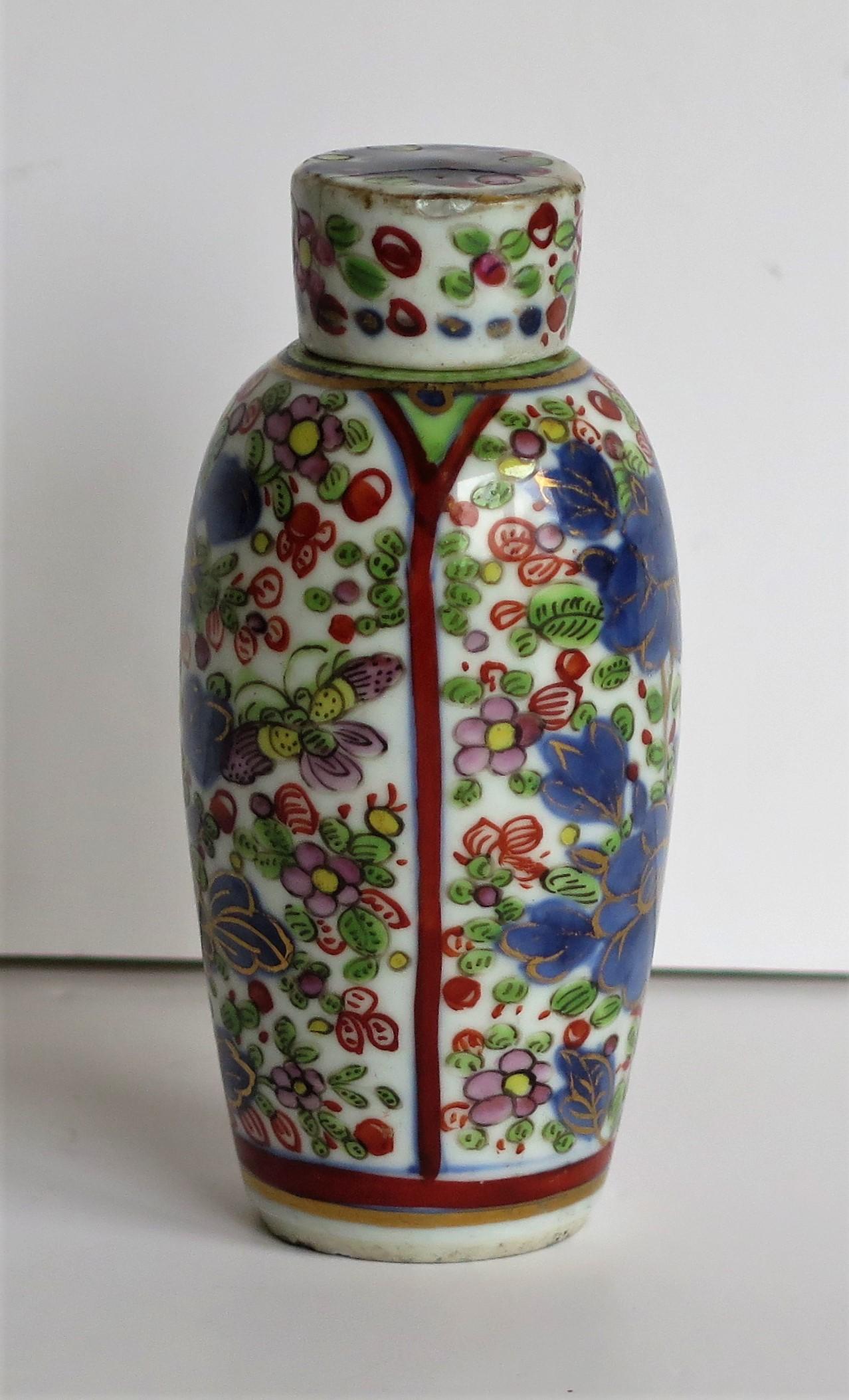 Chinesische Export-Porzellanflasche oder Deckelflasche, handbemalt, Qing, frühes 19. Jahrhundert. (Qing-Dynastie) im Angebot
