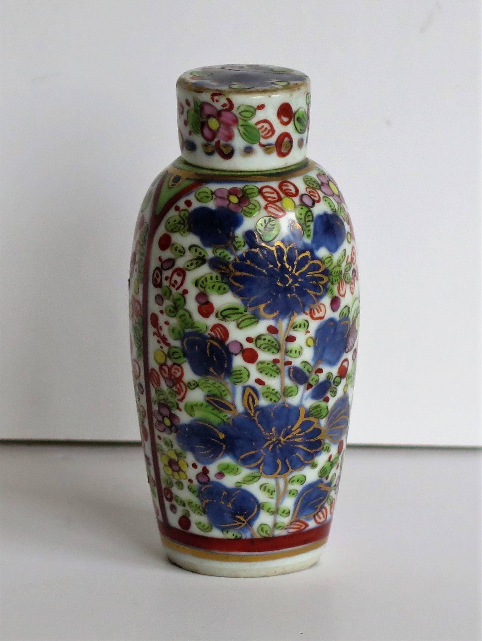 Chinesische Export-Porzellanflasche oder Deckelflasche, handbemalt, Qing, frühes 19. Jahrhundert. (Handbemalt) im Angebot