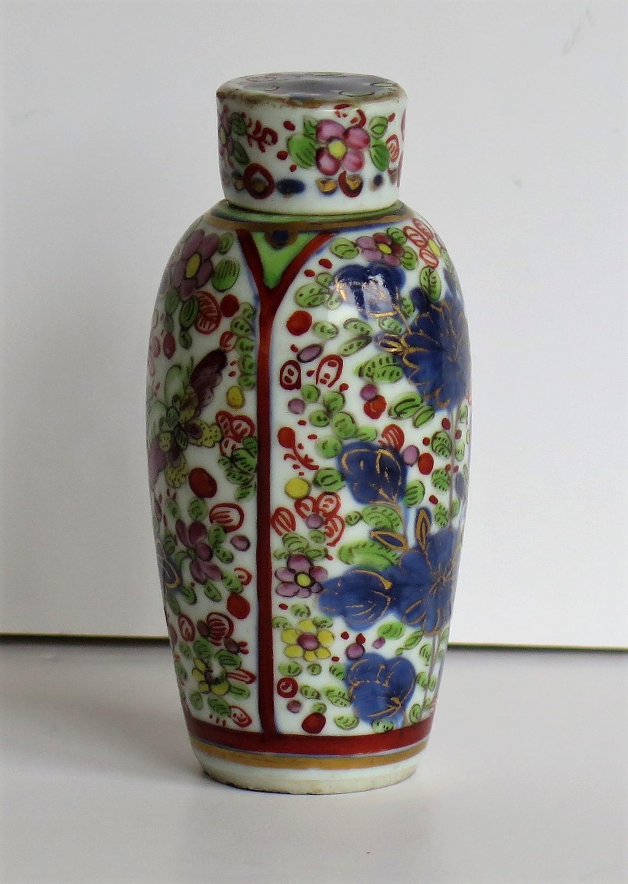 19th Century Chinese Export Porcelain Snuff or Lidded Bottle hand painted, Qing early 19th C. For Sale