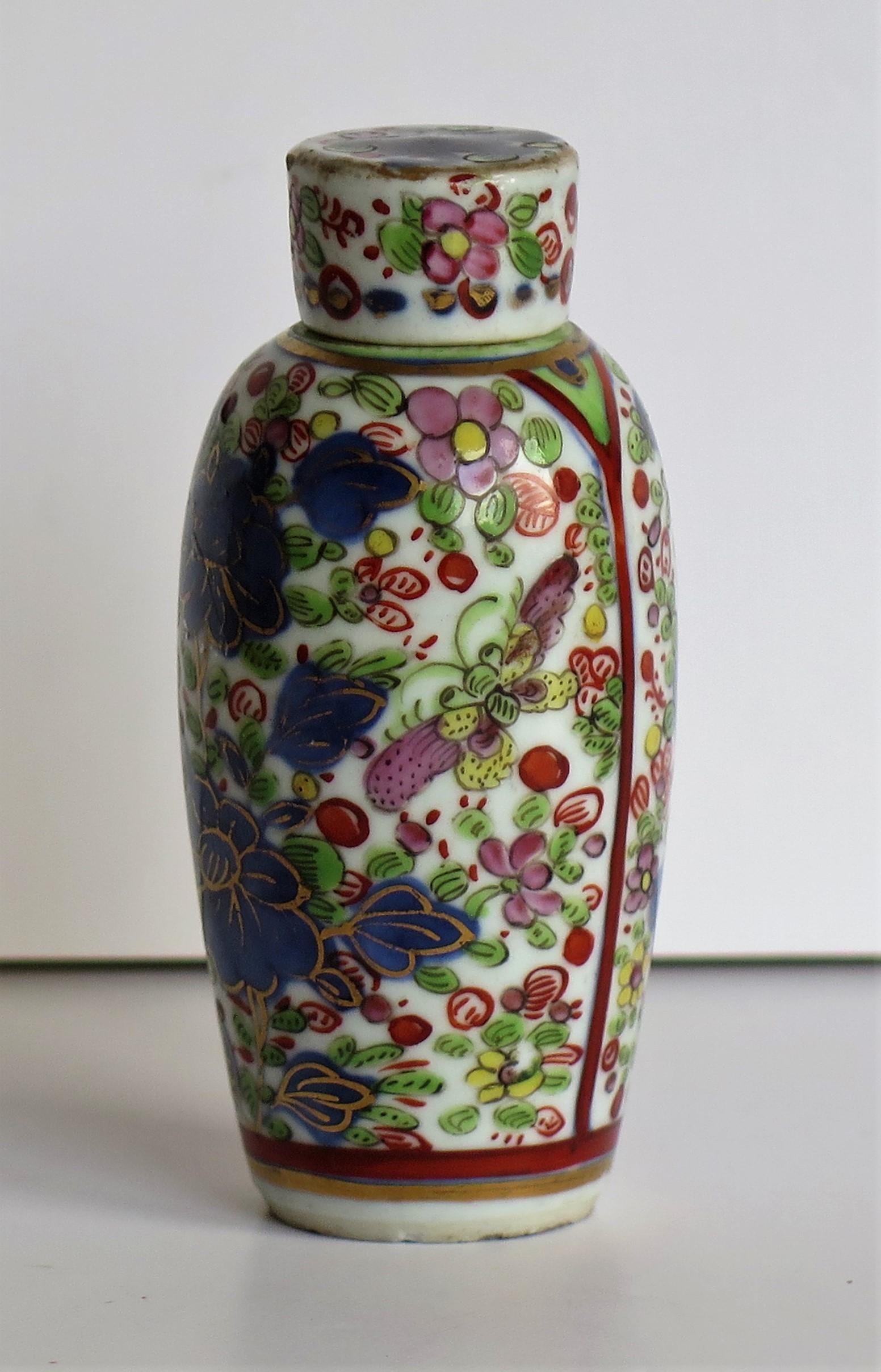 Chinese Export Porcelain Snuff or Lidded Bottle hand painted, Qing early 19th C. For Sale 1