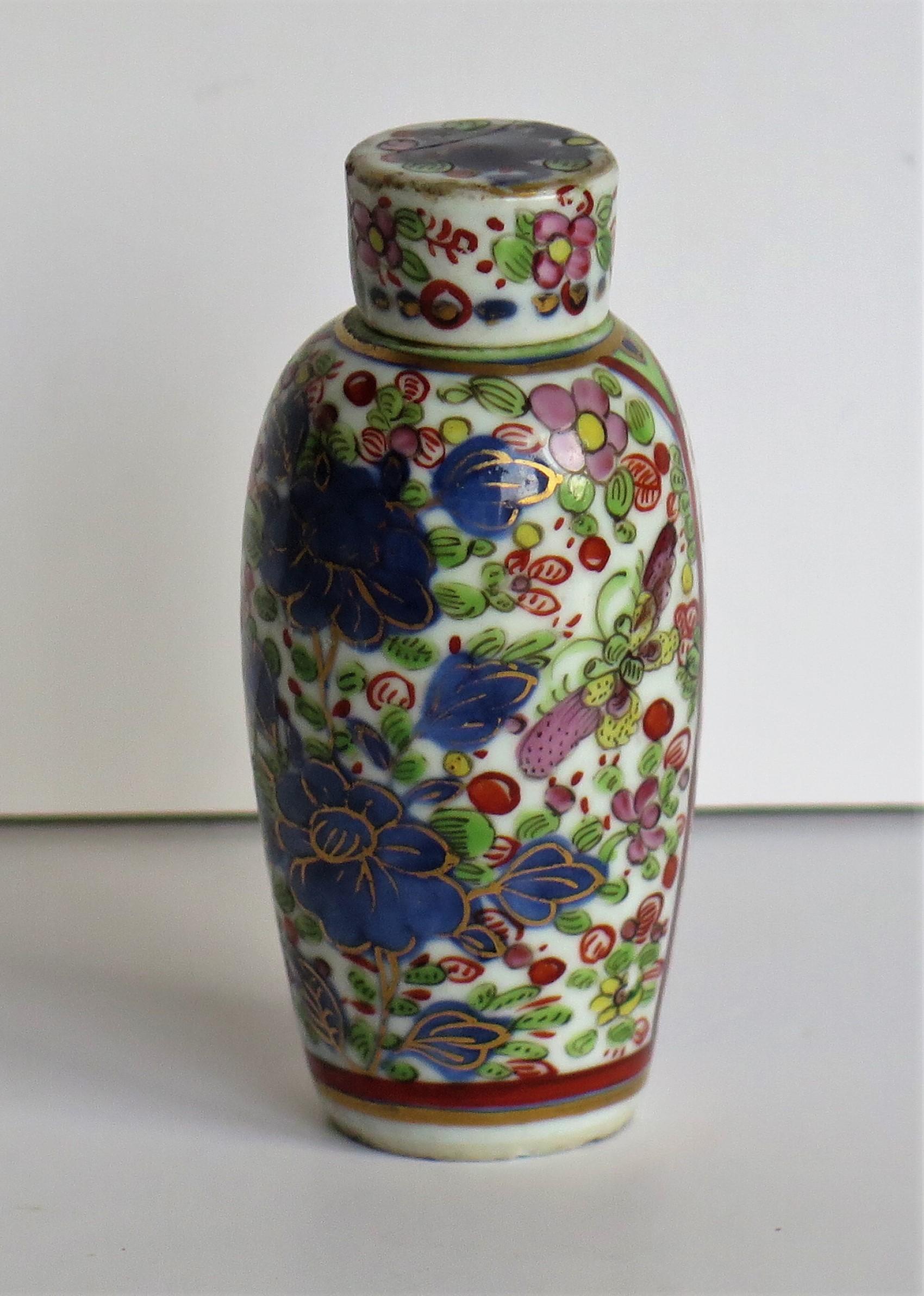 Chinese Export Porcelain Snuff or Lidded Bottle hand painted, Qing early 19th C. For Sale 2