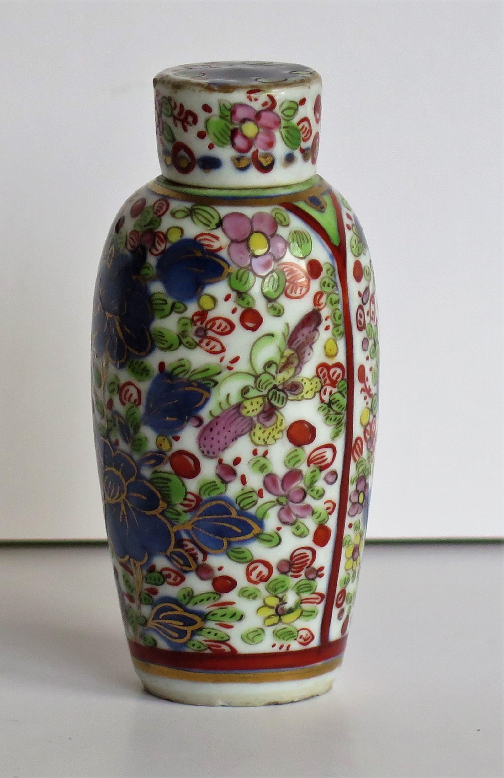 Chinese Export Porcelain Snuff or Lidded Bottle hand painted, Qing early 19th C. For Sale 3