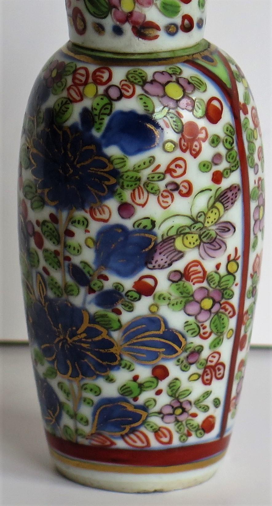 Chinese Export Porcelain Snuff or Lidded Bottle hand painted, Qing early 19th C. For Sale 4
