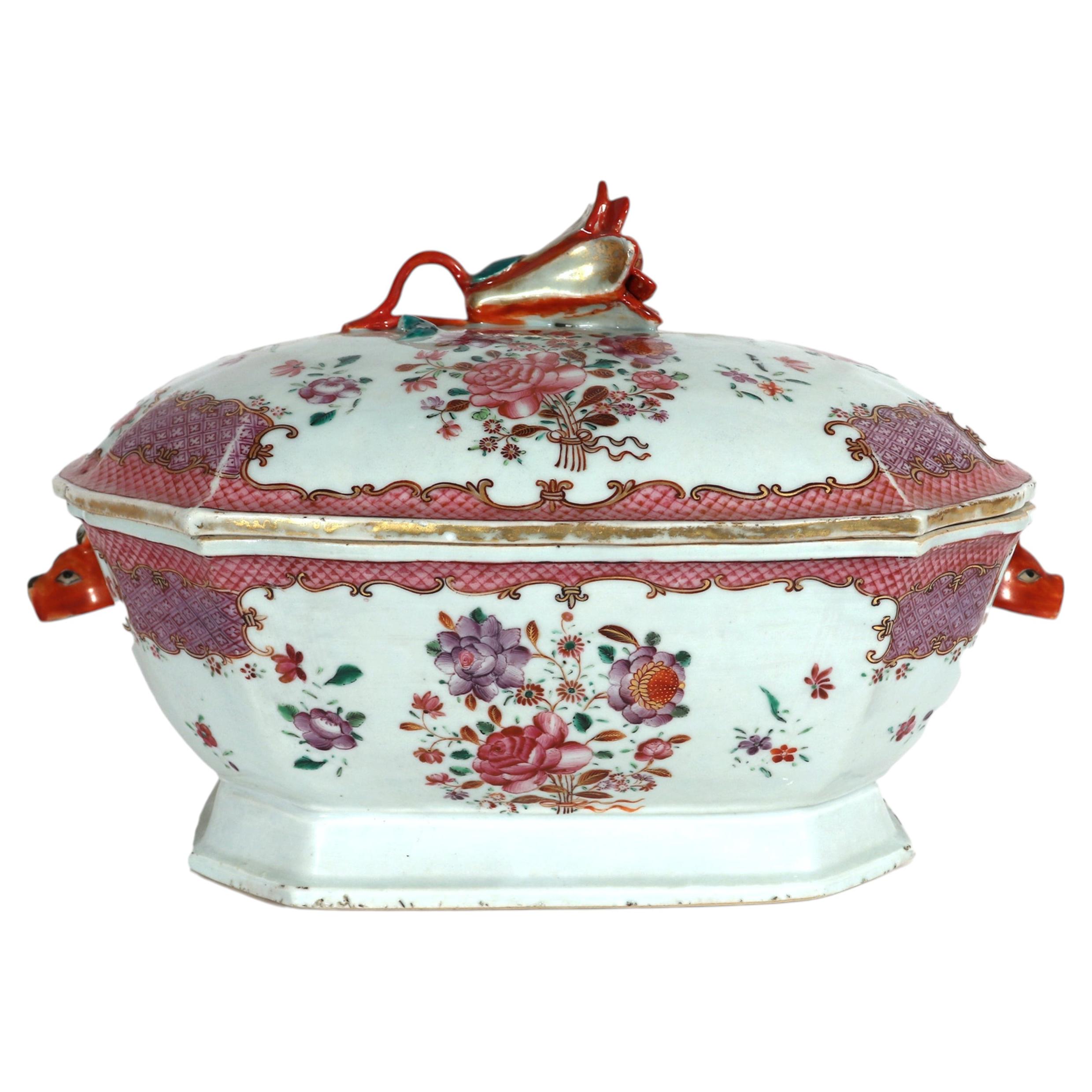 Chinesische Export-Terrine mit Deckel im „Famille Rose“-Stil, mit Hasenkopfgriffen, Qianlong-Zeit