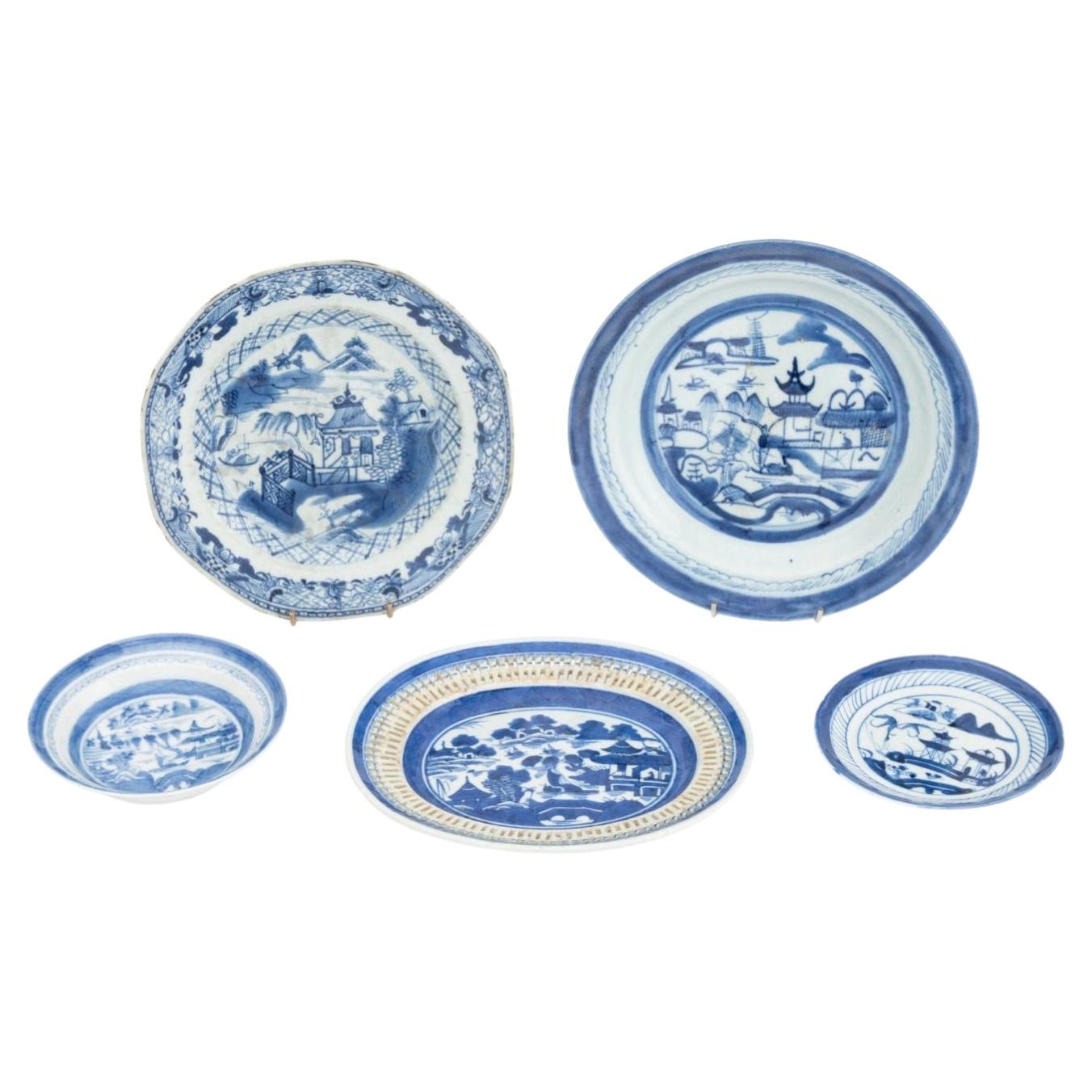 Collection of Five Chinese Export Blue and White Porcelain Tableware Pieces For Sale
