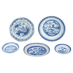 Collezione di cinque pezzi di servizio da tavola in porcellana blu e bianca cinese da esportazione