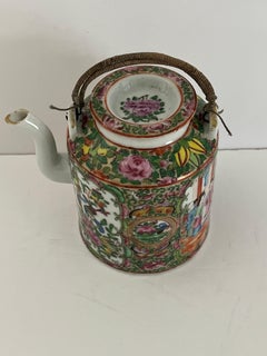 Chinese Export Porcelain Teapot Rose Medallion, hand painted, Qing Ca 1810